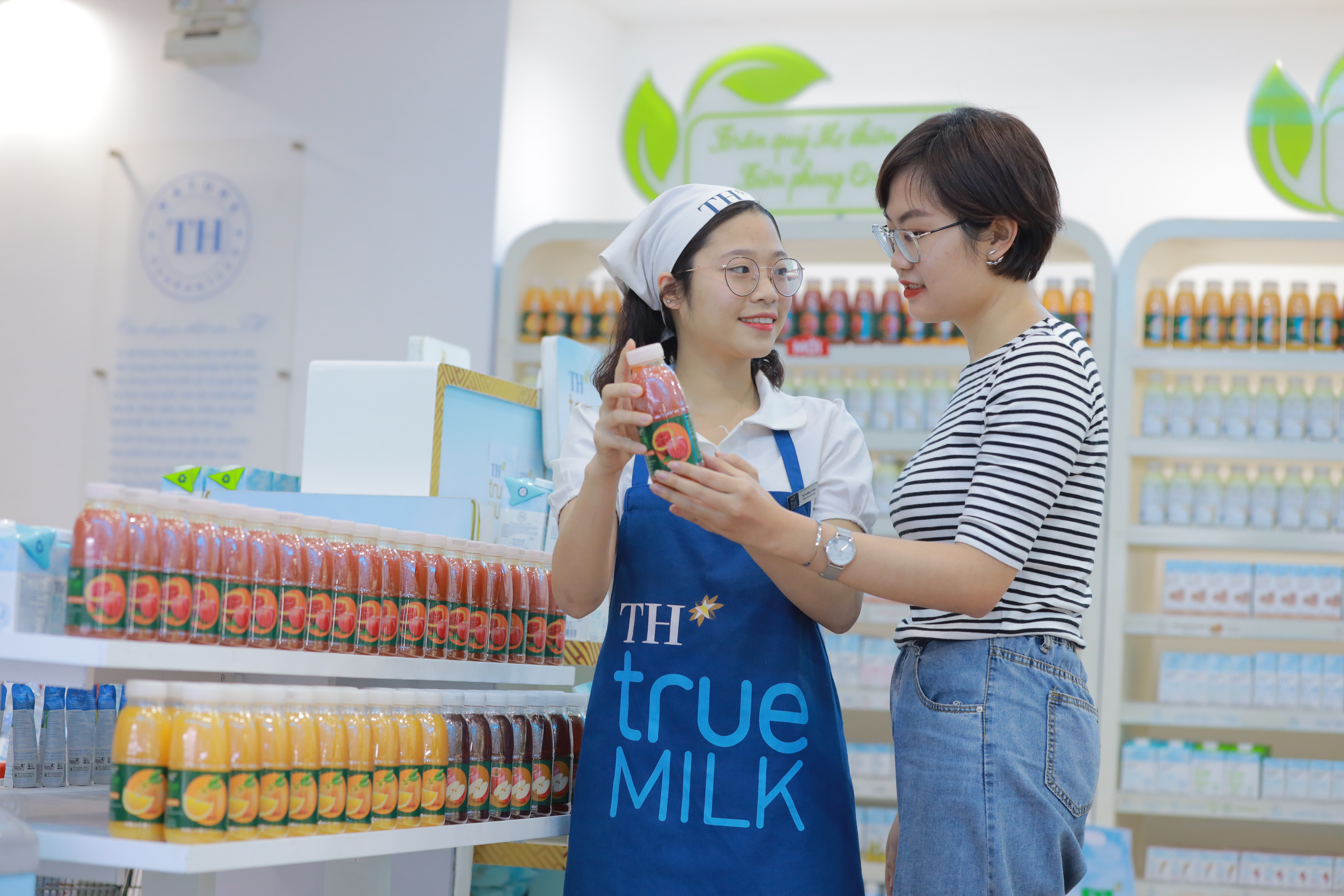 Nh&acirc;n vi&ecirc;n TH true mart tư vấn c&aacute;c d&ograve;ng sản phẩm đồ uống sạch, l&agrave;nh mạnh cho người ti&ecirc;u d&ugrave;ng