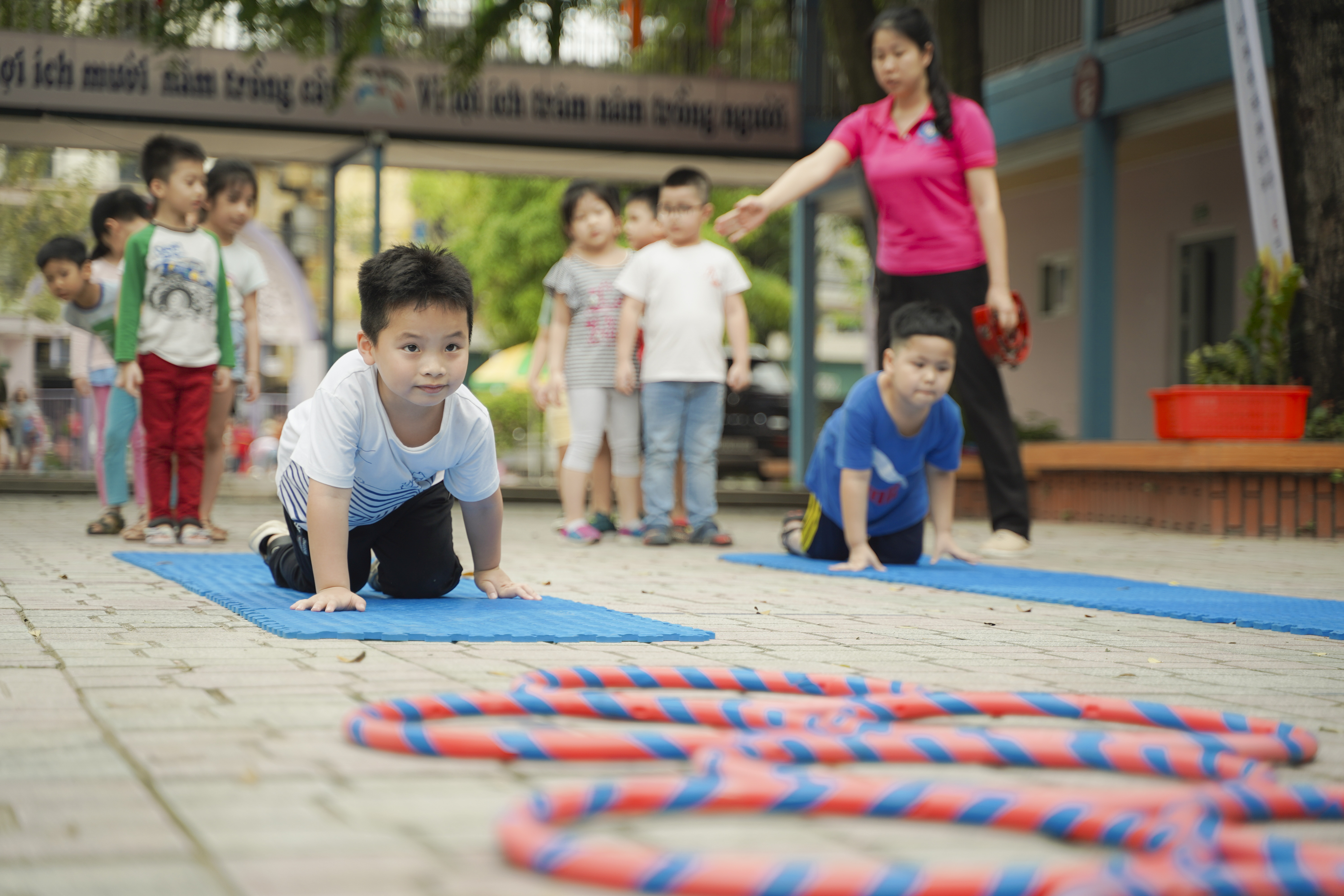 Tăng cường vận động đi đối với dinh dưỡng hợp l&yacute; sẽ mang lại kết quả to&agrave;n diện cho tầm v&oacute;c trẻ em.