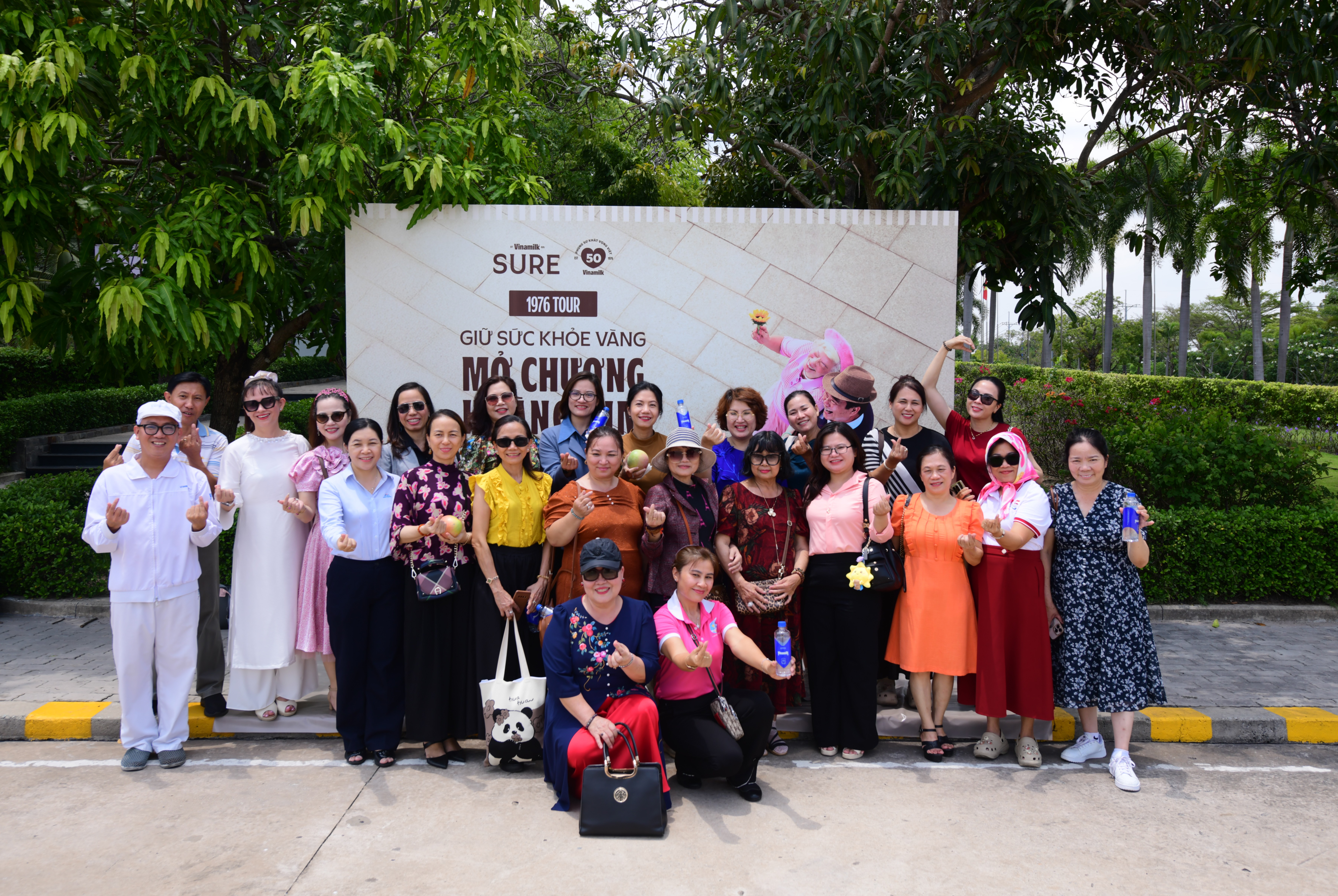 Đo&agrave;n Gen 1976 đến tham quan Nh&agrave; m&aacute;y Sữa Việt Nam. Ảnh: Vi Nam