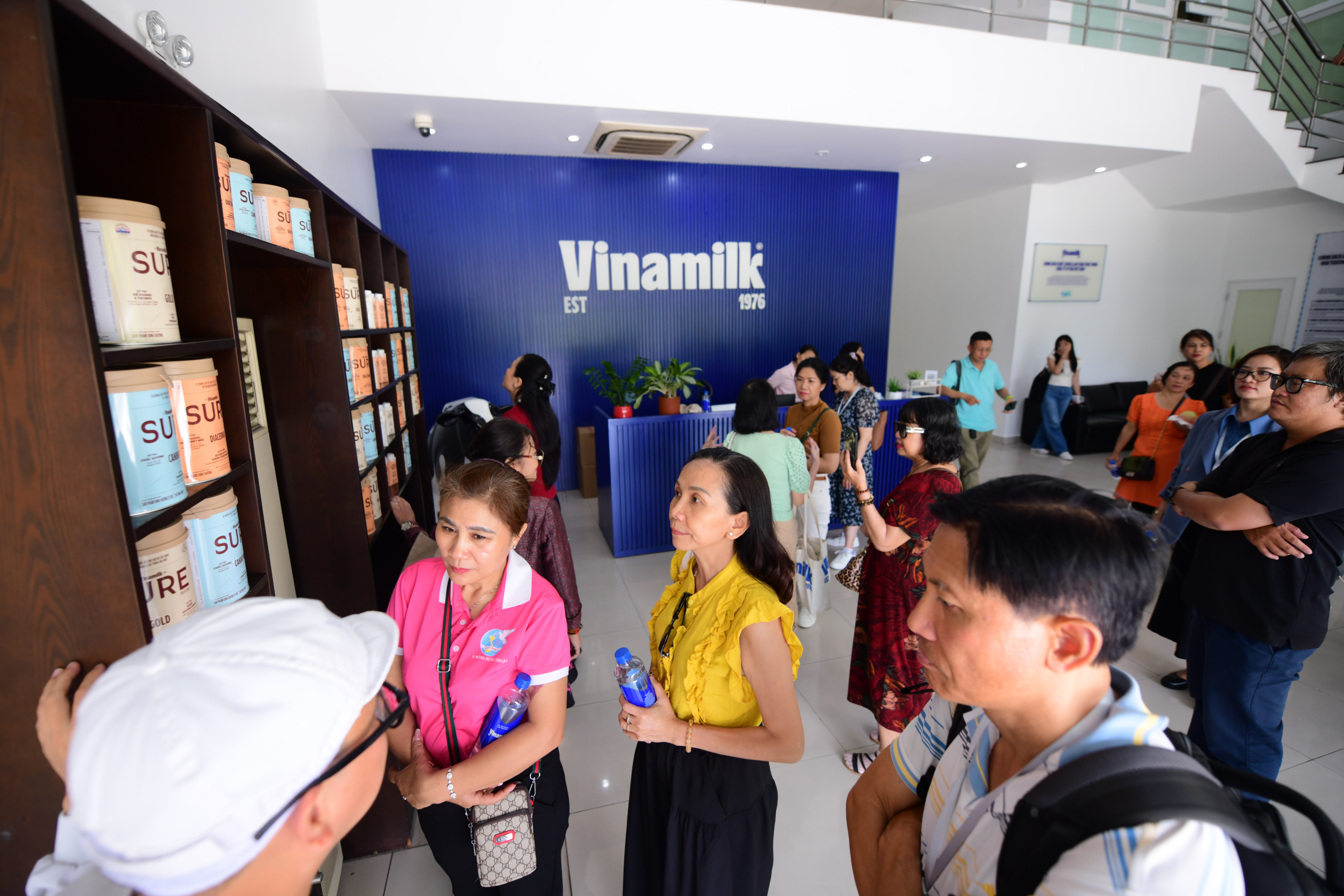 Mọi người bước v&agrave;o chuyến tham quan với ấn tượng nh&agrave; m&aacute;y rộng lớn v&agrave; hiện đại &nbsp;