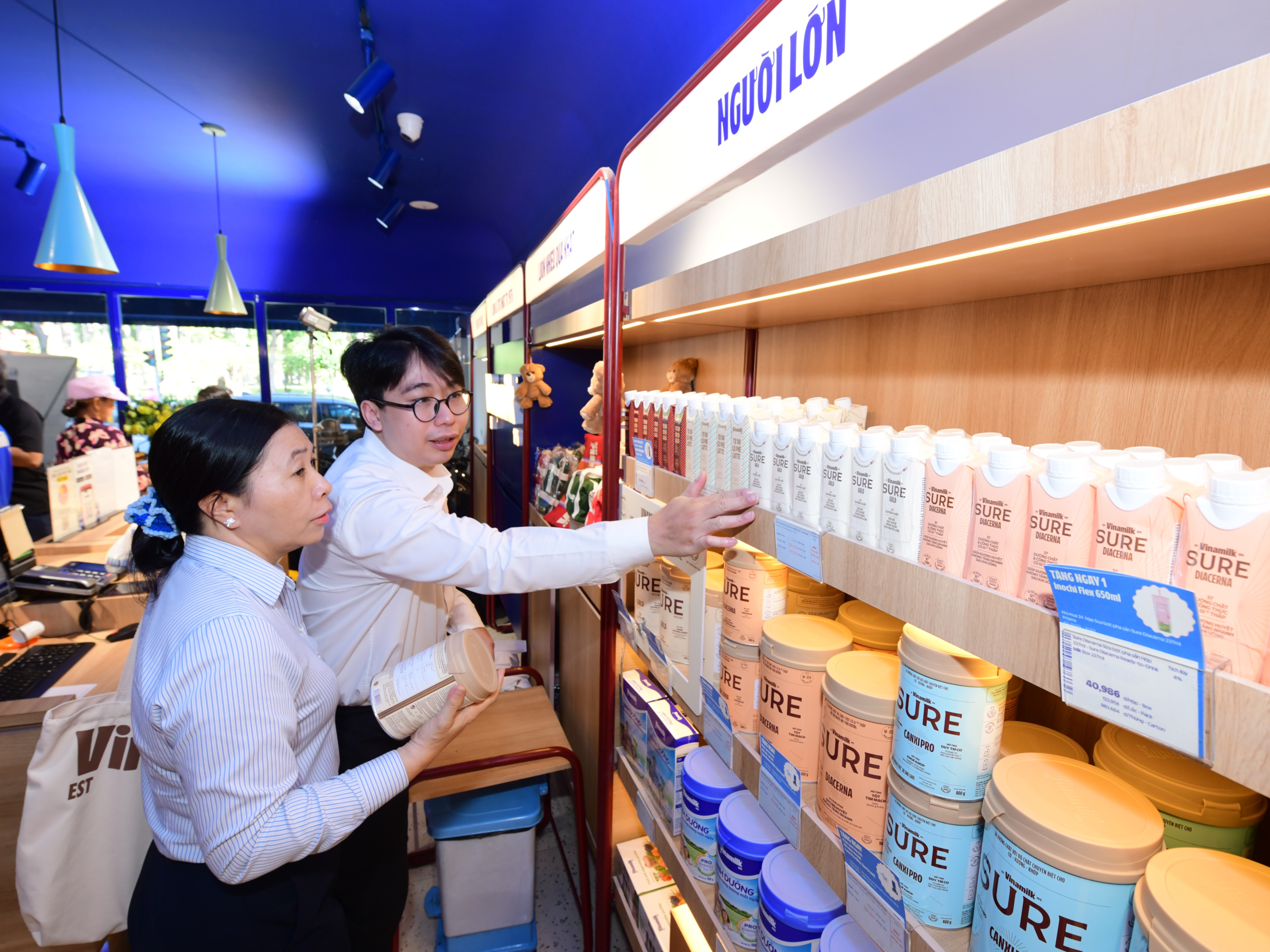 Với 3 d&ograve;ng sản phẩm Sure Prevent Gold &ndash; gi&uacute;p bồi bổ sức khỏe, Sure Diacerna &ndash; dinh dưỡng ph&ugrave; hợp cho người tiểu đường v&agrave; Sure CanxiPro &ndash; hỗ trợ cơ xương khớp, Vinamilk Sure đồng h&agrave;nh chăm s&oacute;c dinh dưỡng cho người từ 50 tuổi, gi&uacute;p duy tr&igrave; sức khỏe vững v&agrave;ng v&agrave; phong độ để tận hưởng cuộc sống năng động mỗi ng&agrave;y. Ảnh: Vi Nam &nbsp;