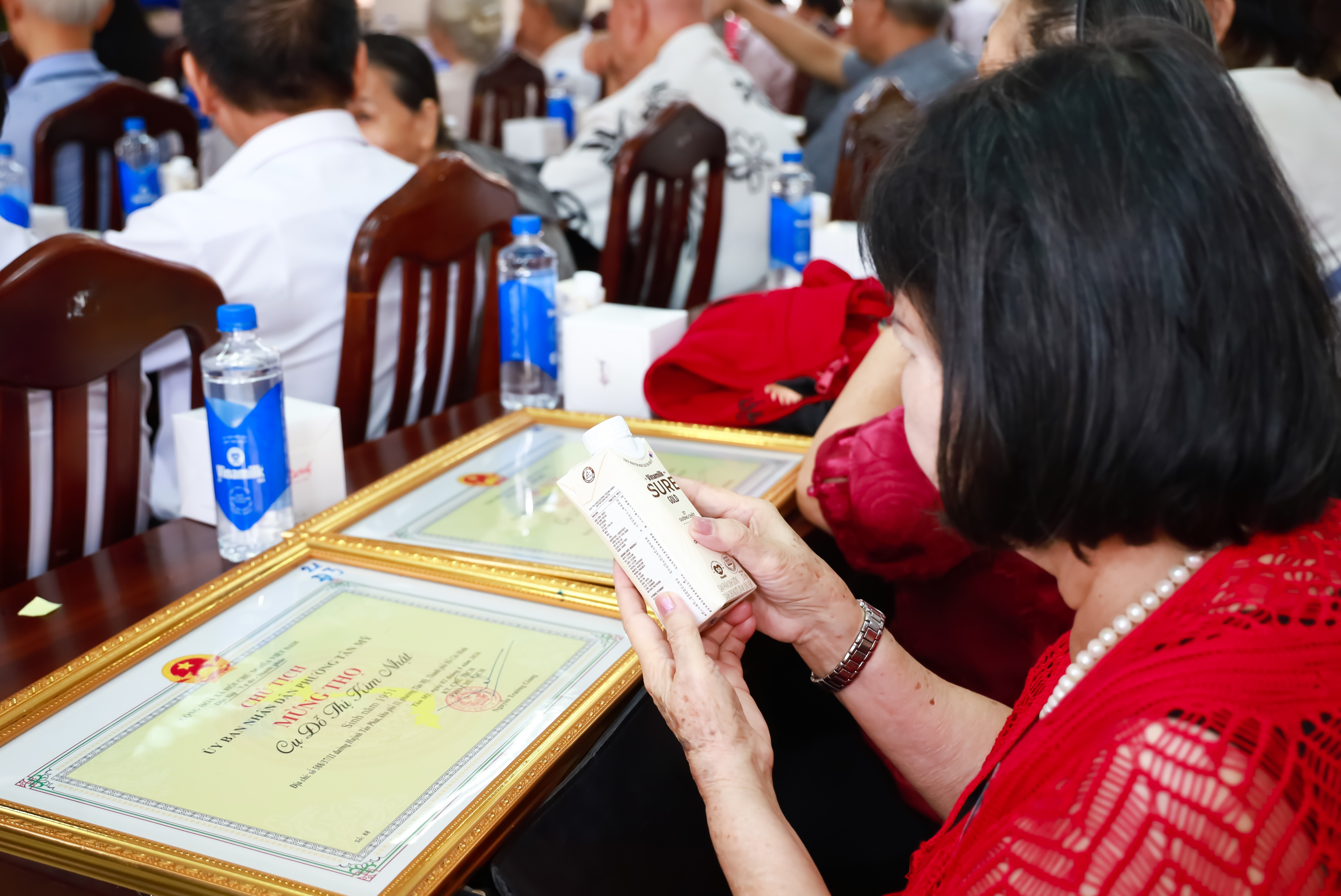 Vinamilk Sure hỗ trợ sản phẩm trong Lễ ch&uacute;c thọ người cao tuổi, phường T&acirc;n Mỹ, TP.HCM. Ảnh: Vi Nam &nbsp;