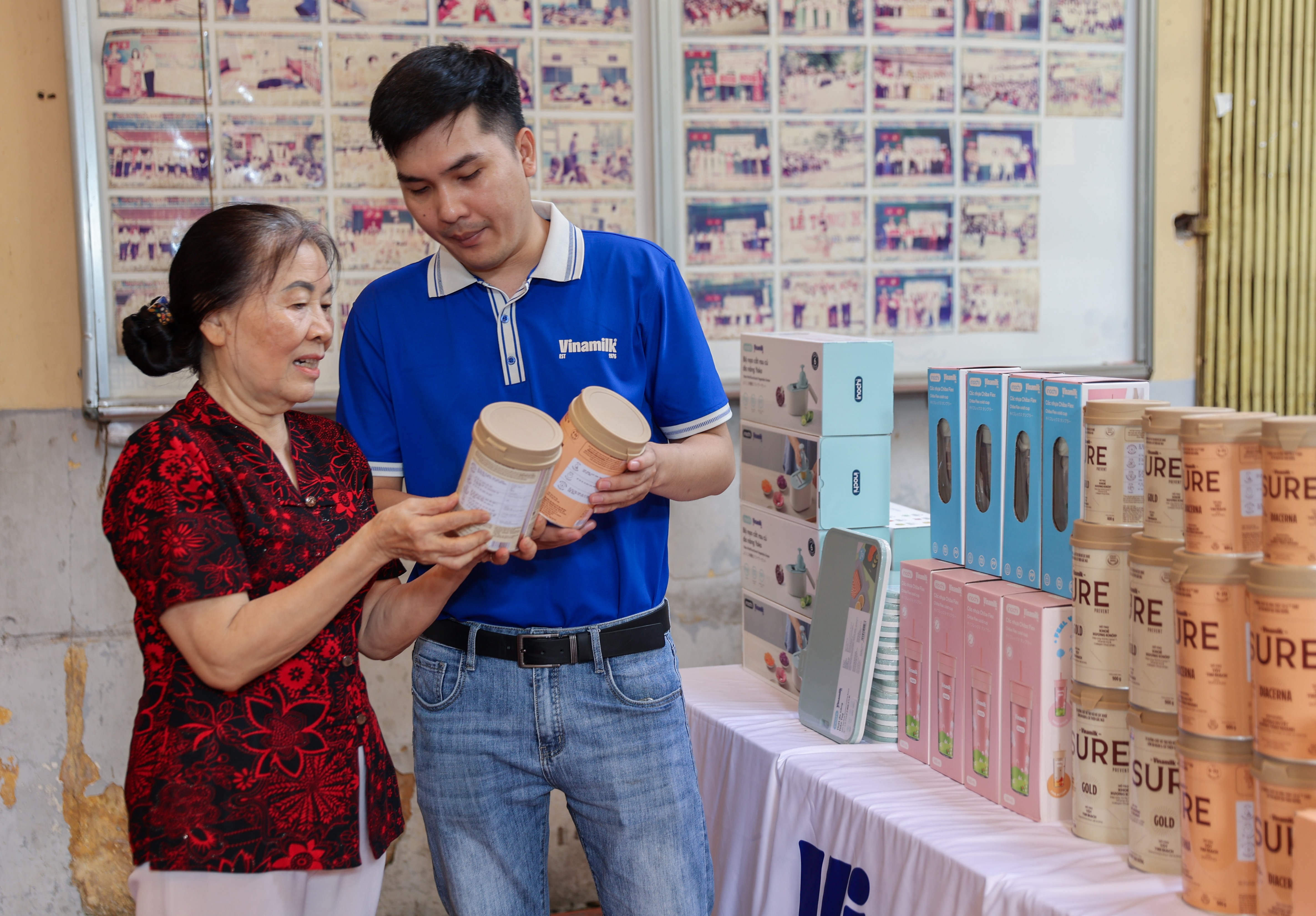 Hỗ trợ sản phẩm v&agrave; tư vấn dinh dưỡng trong chương tr&igrave;nh Ng&agrave;y hội &ldquo;chăm s&oacute;c sức khỏe người cao tuổi&rdquo; tại phường Xu&acirc;n H&ograve;a, TP.HCM.&nbsp;Ảnh: Vi Nam