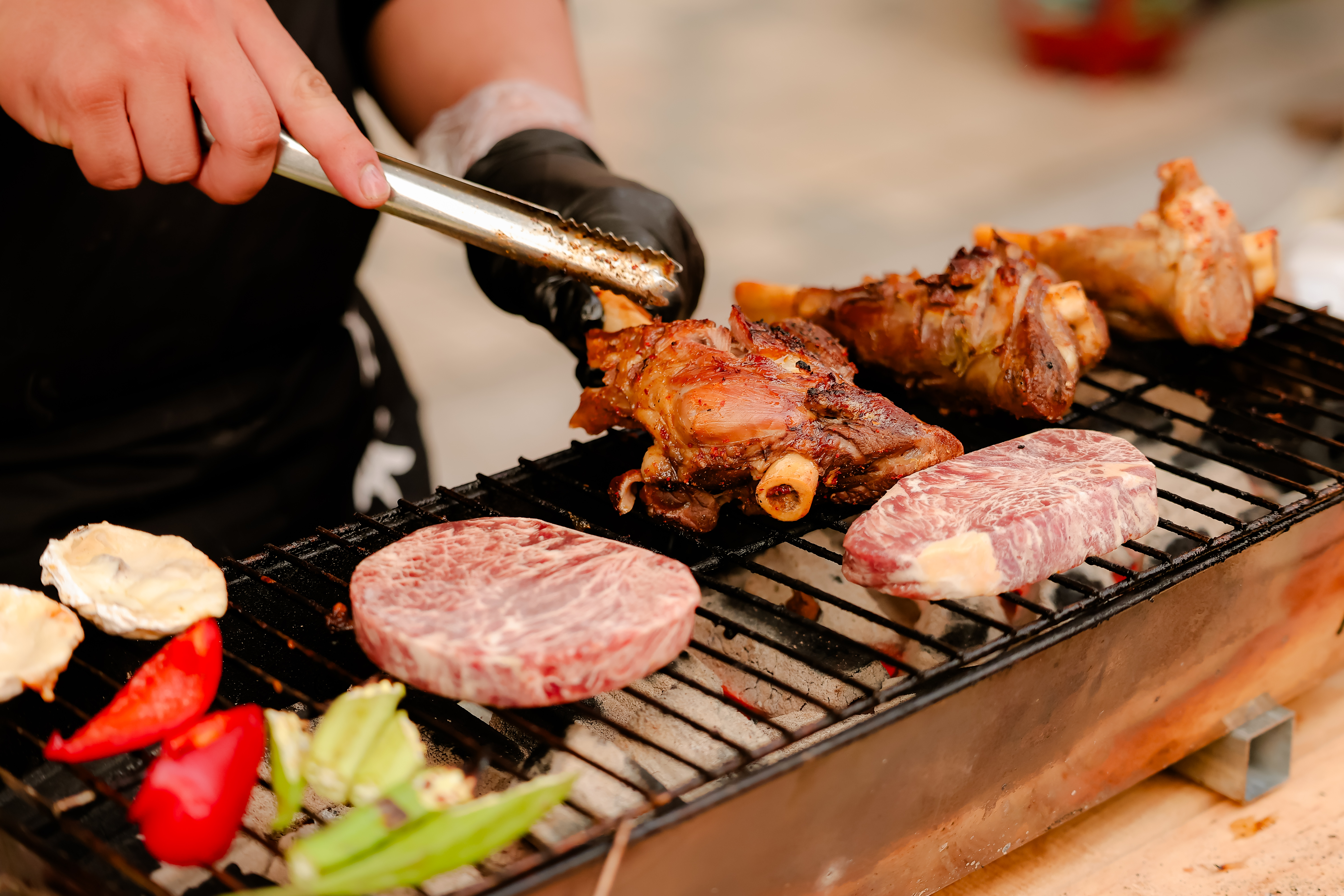 Pizza, steak v&agrave; c&aacute;c m&oacute;n nướng được chế biến trực tiếp tại quầy. &nbsp;
