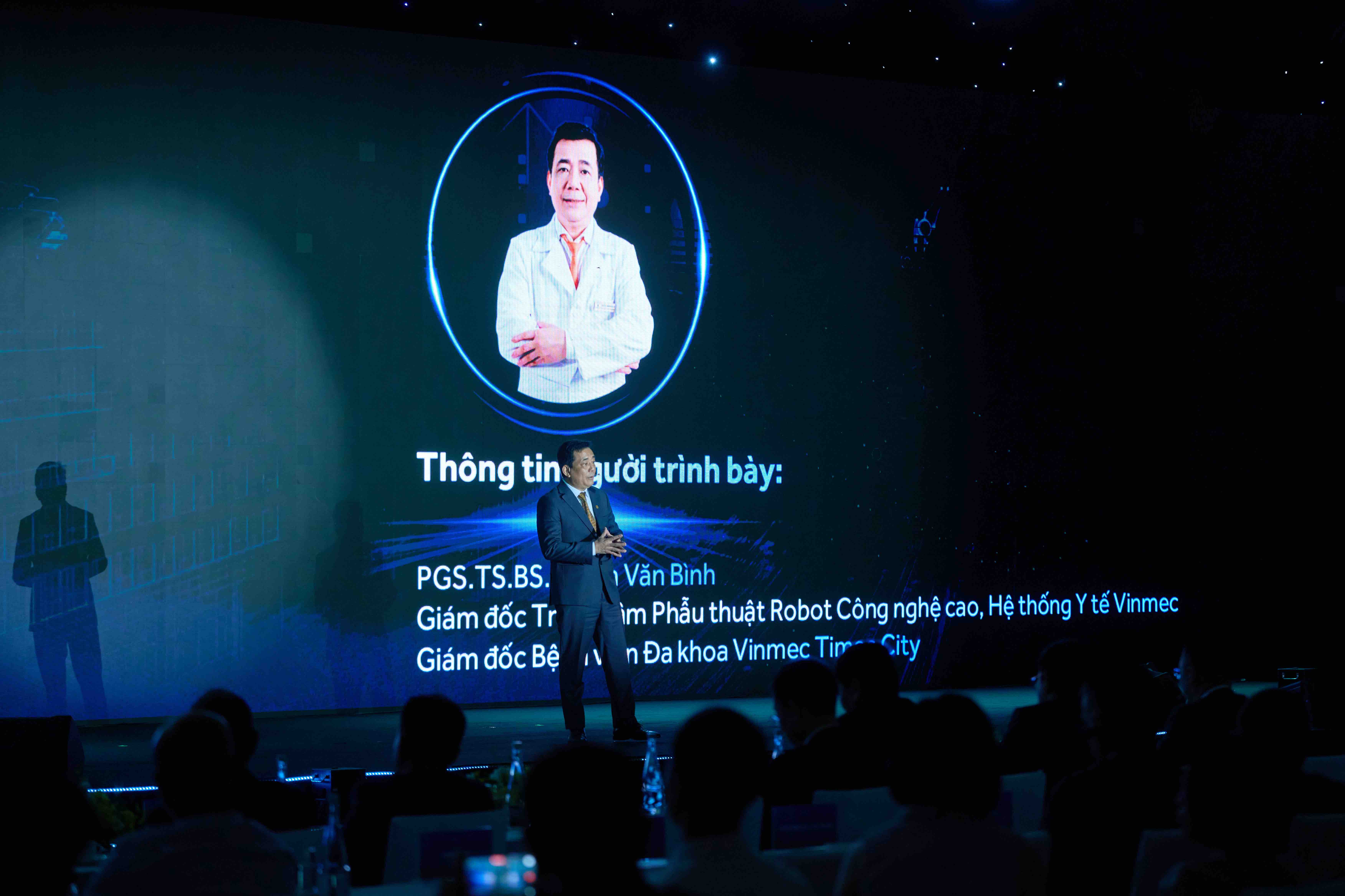 PGS.TS.BS Phạm Văn B&igrave;nh - Gi&aacute;m đốc Trung t&acirc;m Phẫu thuật Robot C&ocirc;ng nghệ cao, Hệ thống Y tế Vinmec; Gi&aacute;m đốc Bệnh viện Đa khoa Quốc tế Vinmec Times City - ph&aacute;t biểu tại sự kiện.