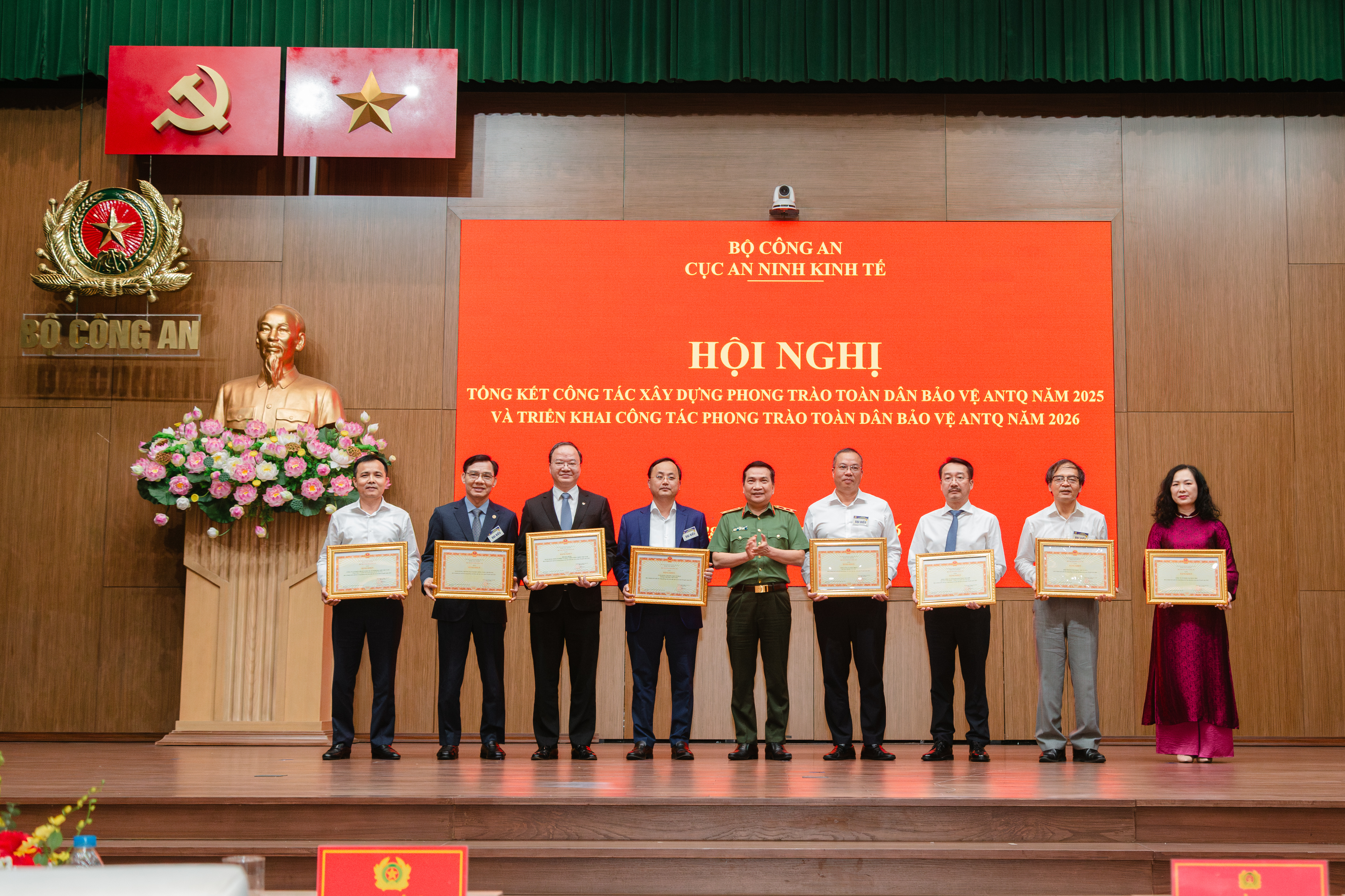 &Ocirc;ng L&ecirc; Văn Tần &ndash; Chủ tịch HĐQT đại diện SeABank nhận Bằng khen của Bộ trường Bộ C&ocirc;ng An về Đ&atilde; c&oacute; th&agrave;nh t&iacute;ch xuất sắc trong phong tr&agrave;o to&agrave;n d&acirc;n bảo vệ an ninh Tổ quốc năm 2025. Ảnh SeABank