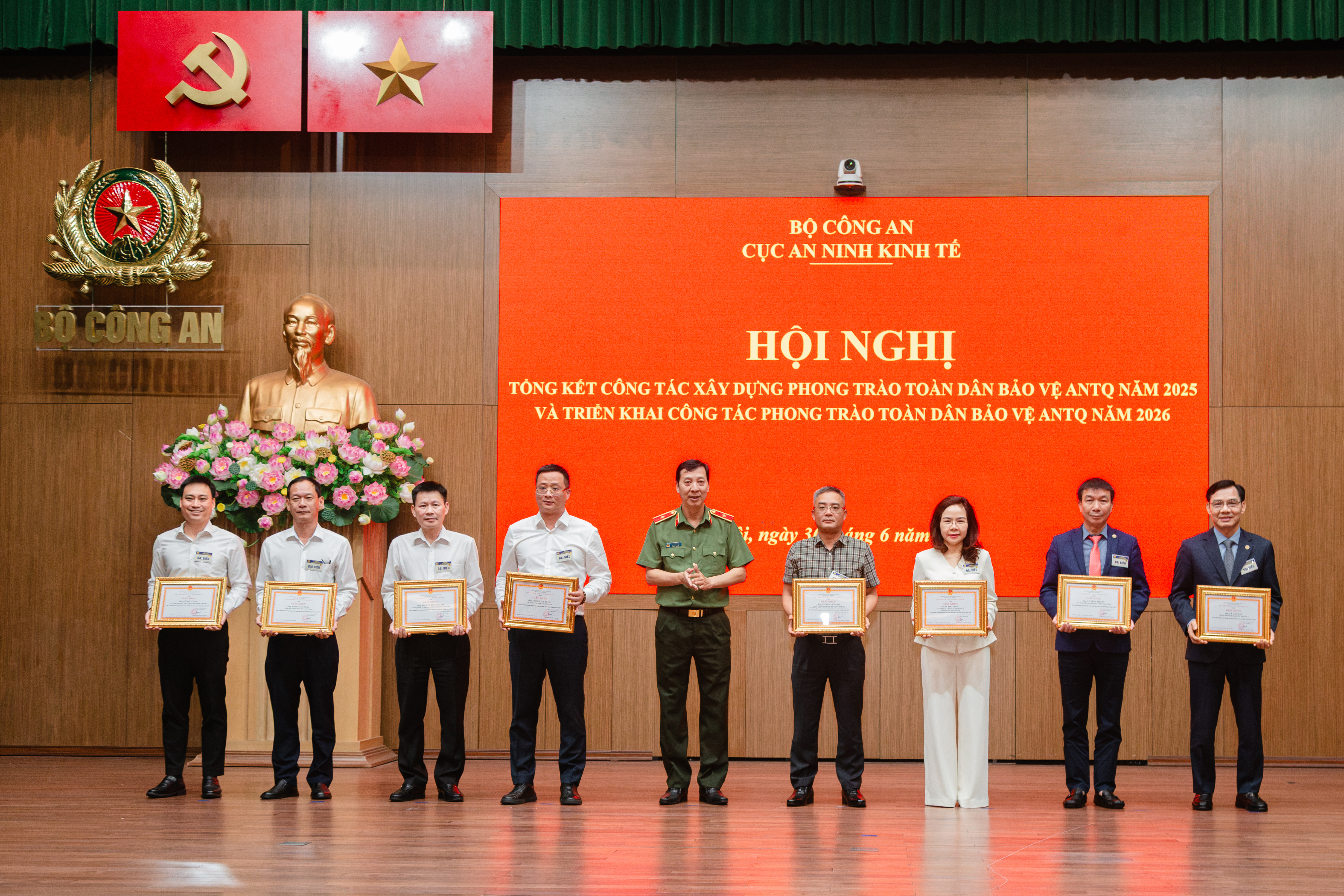 Khen thưởng của Cục An ninh Kinh tế d&agrave;nh cho c&aacute;c c&aacute; nh&acirc;n Đ&atilde; c&oacute; th&agrave;nh t&iacute;ch trong phong tr&agrave;o to&agrave;n d&acirc;n bảo vệ an ninh Tổ quốc năm 2025. Ảnh SeABank