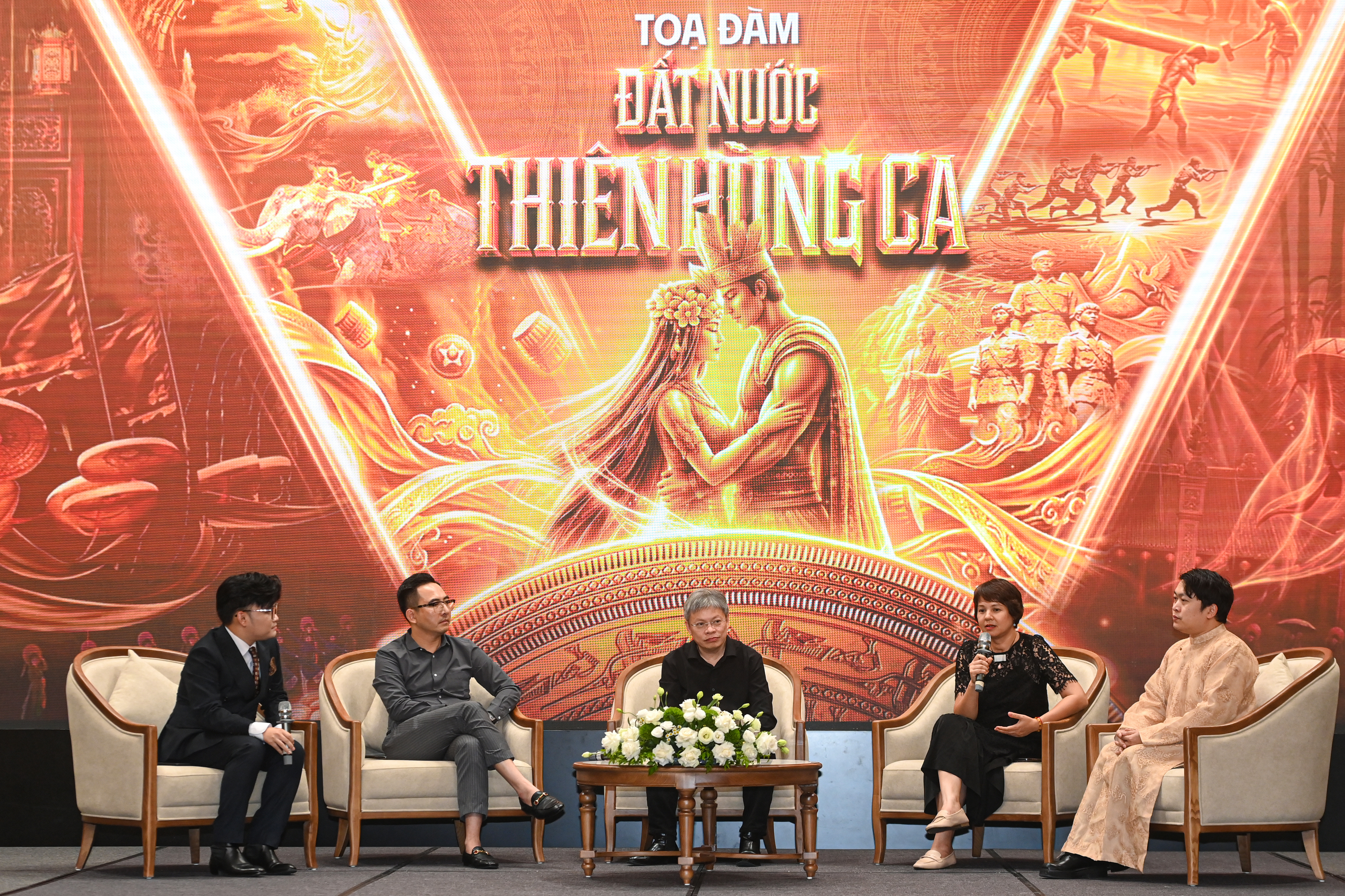 C&aacute;c chuy&ecirc;n gia ấn tượng với những yếu tố đậm chất Việt trong &ldquo;kỳ quan s&acirc;n khấu&rdquo; m&agrave; Vingroup d&agrave;y c&ocirc;ng tạo dựng.