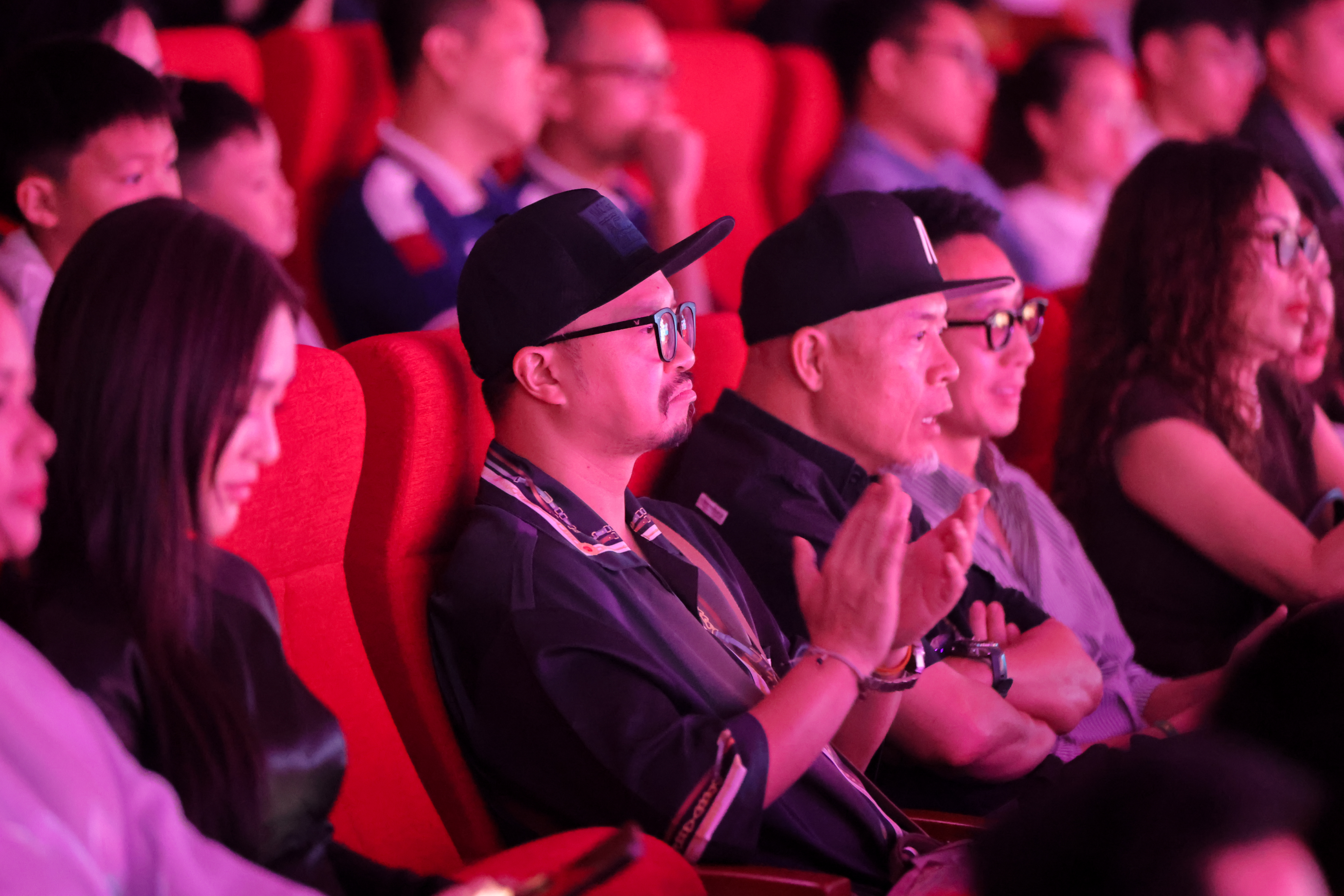 Nhạc sĩ Huy Tuấn v&agrave; ca sĩ H&agrave; L&ecirc; b&agrave;y tỏ ấn tượng với Vinpearl Theatre, đ&aacute;nh gi&aacute; cao vai tr&ograve; ti&ecirc;n phong của Vingroup trong việc x&acirc;y dựng hạ tầng v&agrave; c&aacute;c sản phẩm văn h&oacute;a du lịch đột ph&aacute;.
