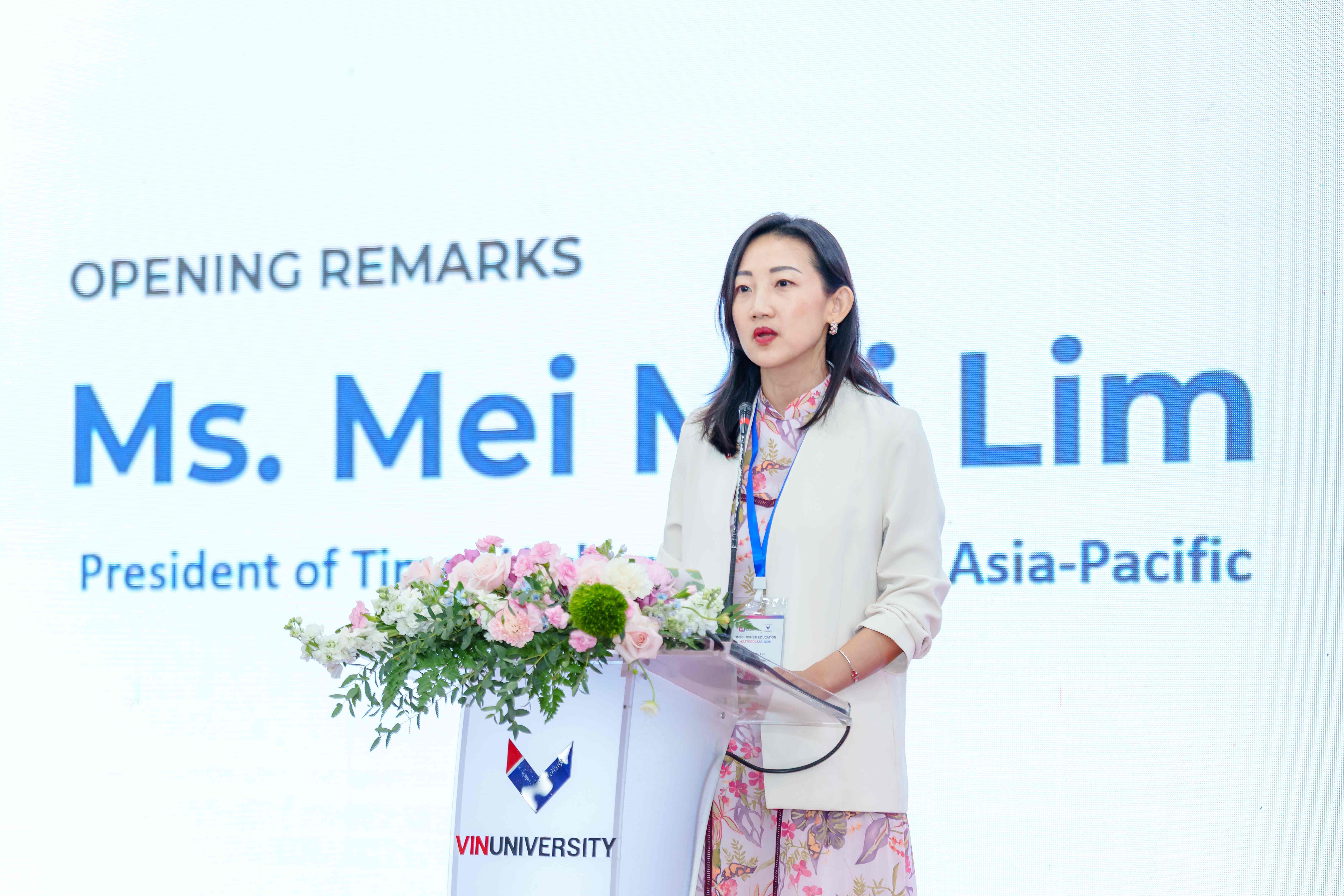 B&agrave; Mei Mei Lim, Chủ tịch khu vực Ch&acirc;u &Aacute; - Th&aacute;i B&igrave;nh Dương (APAC) của tổ chức xếp hạng Times Higher Education (THE) ph&aacute;t biểu khai mạc chương tr&igrave;nh.