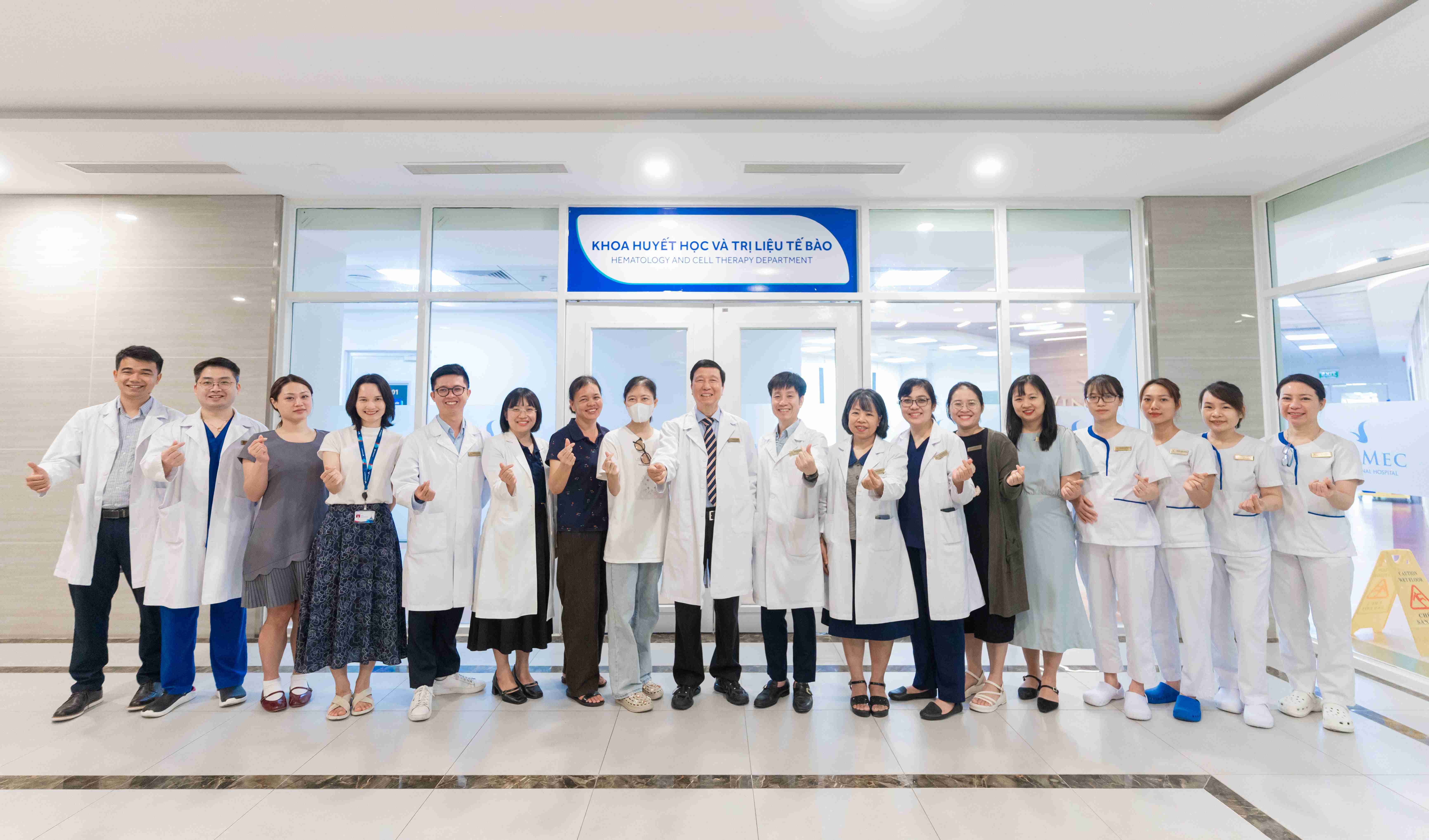 Đội ngũ chuy&ecirc;n gia Viện Nghi&ecirc;n cứu Tế b&agrave;o gốc & C&ocirc;ng nghệ Gen Vinmec ch&uacute;c mừng nữ bệnh nh&acirc;n đầu ti&ecirc;n điều trị lupus ban đỏ hệ thống bằng liệu ph&aacute;p CAR-T tại Việt Nam.
