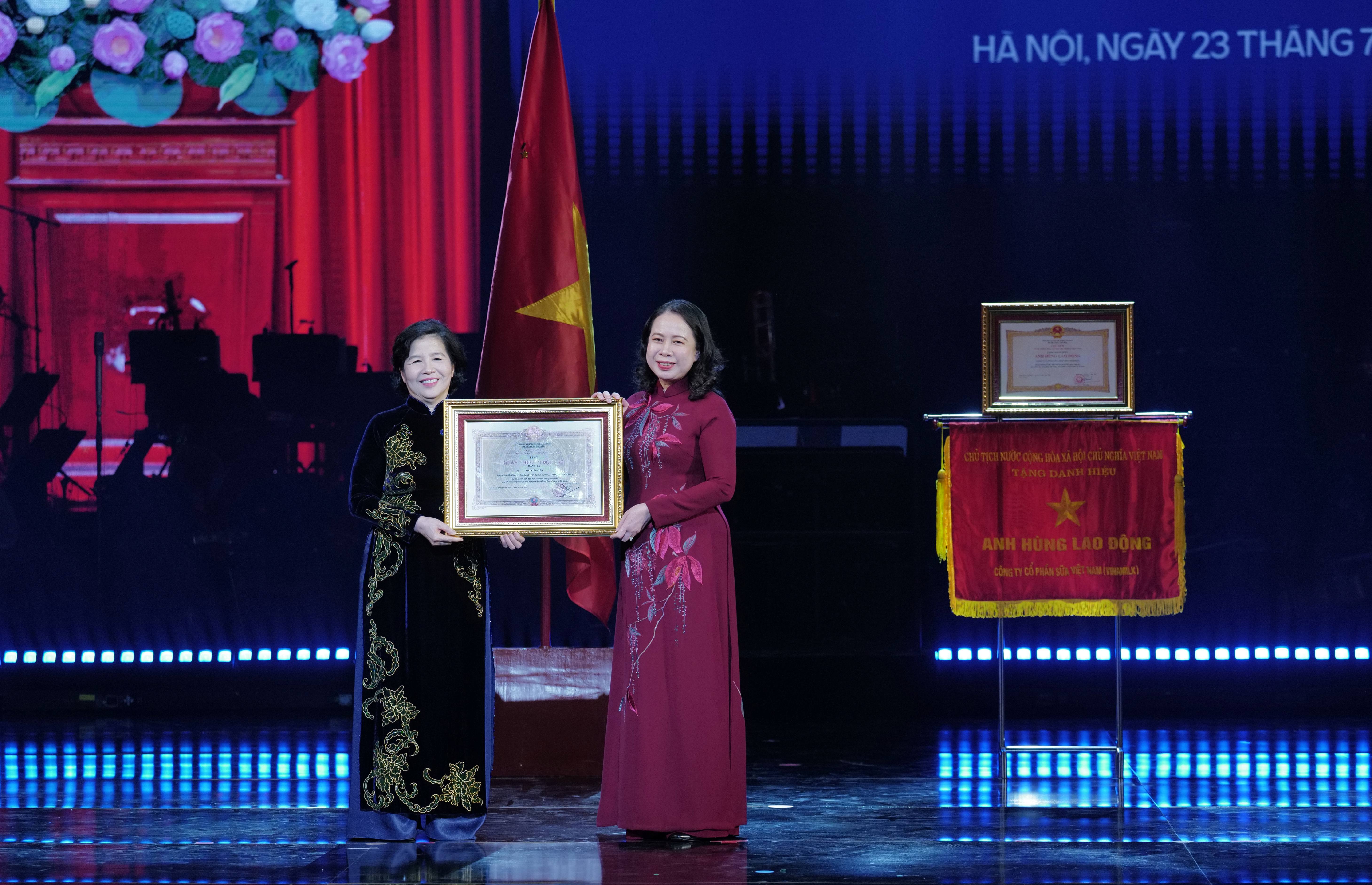 B&agrave; Mai Kiều Li&ecirc;n - nguy&ecirc;n Ủy vi&ecirc;n Trung ương Đảng, Anh h&ugrave;ng Lao động, Tổng Gi&aacute;m đốc Vinamilk (b&ecirc;n tr&aacute;i) - đ&oacute;n nhận Hu&acirc;n chương Độc lập hạng Ba từ B&iacute; thư Trung ương Đảng, Ph&oacute; Chủ tịch nước Cộng h&ograve;a X&atilde; hội Chủ nghĩa Việt Nam V&otilde; Thị &Aacute;nh Xu&acirc;n (Ảnh: Minh Anh).