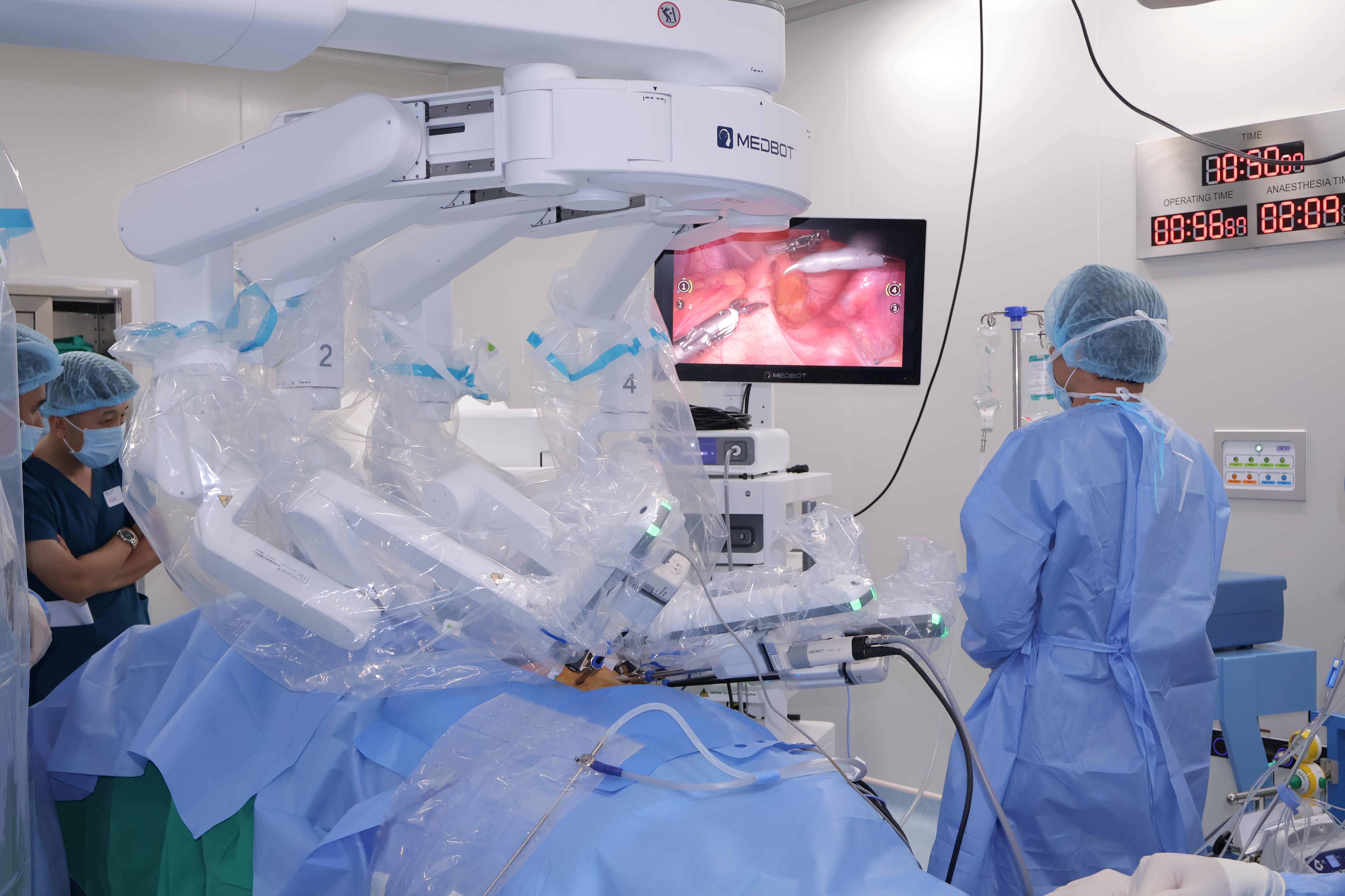 Sau qu&aacute; tr&igrave;nh h&oacute;a xạ trị, bệnh nh&acirc;n được chuyển về Vinmec Cần Thơ để phẫu thuật cắt trước thấp trực tr&agrave;ng bằng phương ph&aacute;p nội soi với sự hỗ trợ của robot Toumai MT-1000.