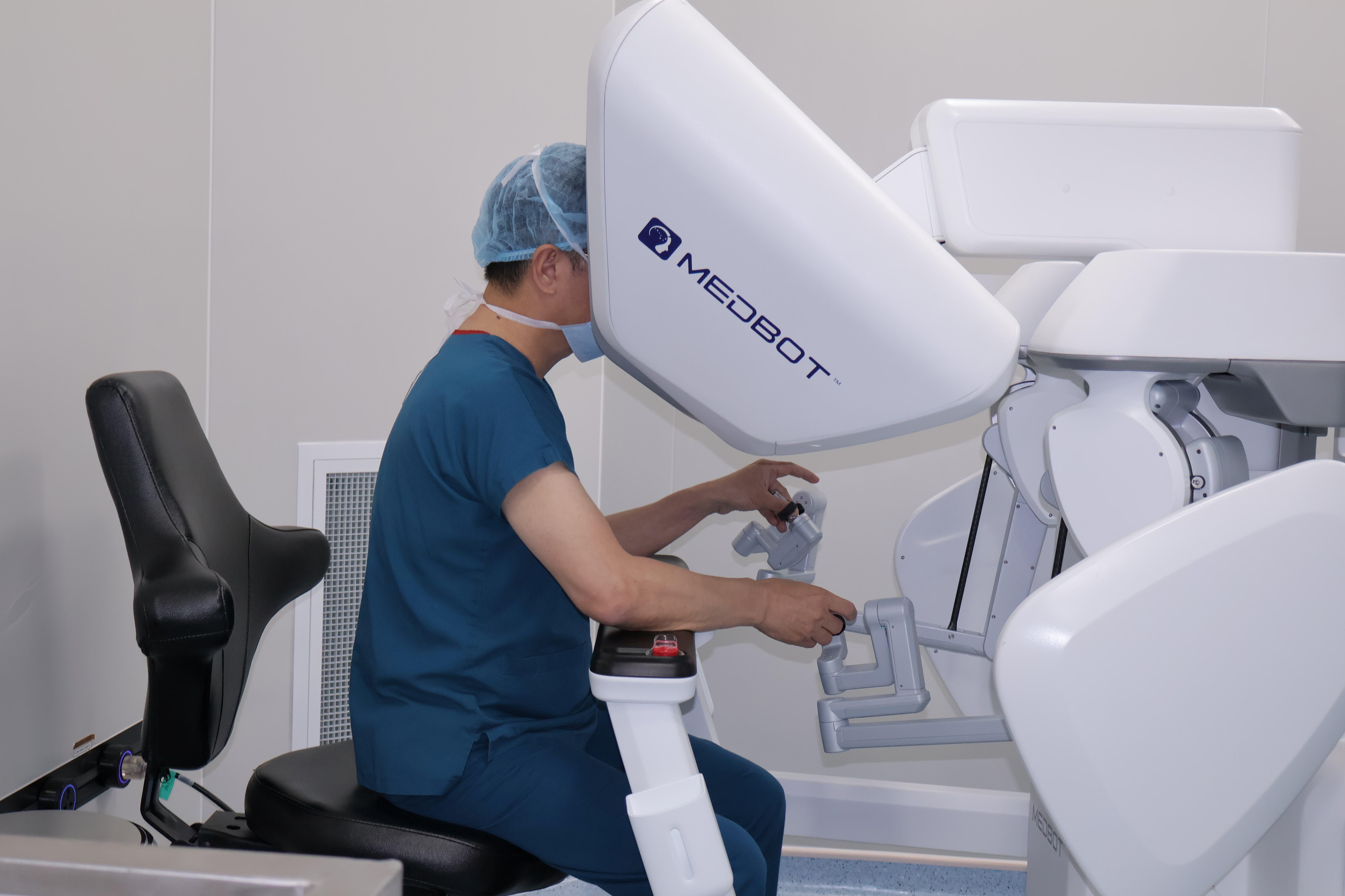 Robot Toumai hỗ trợ b&aacute;c sĩ quan s&aacute;t r&otilde; hơn v&agrave; thao t&aacute;c ch&iacute;nh x&aacute;c hơn trong suốt ca phẫu thuật, đặc biệt ở những vị tr&iacute; kh&oacute; tiếp cận.