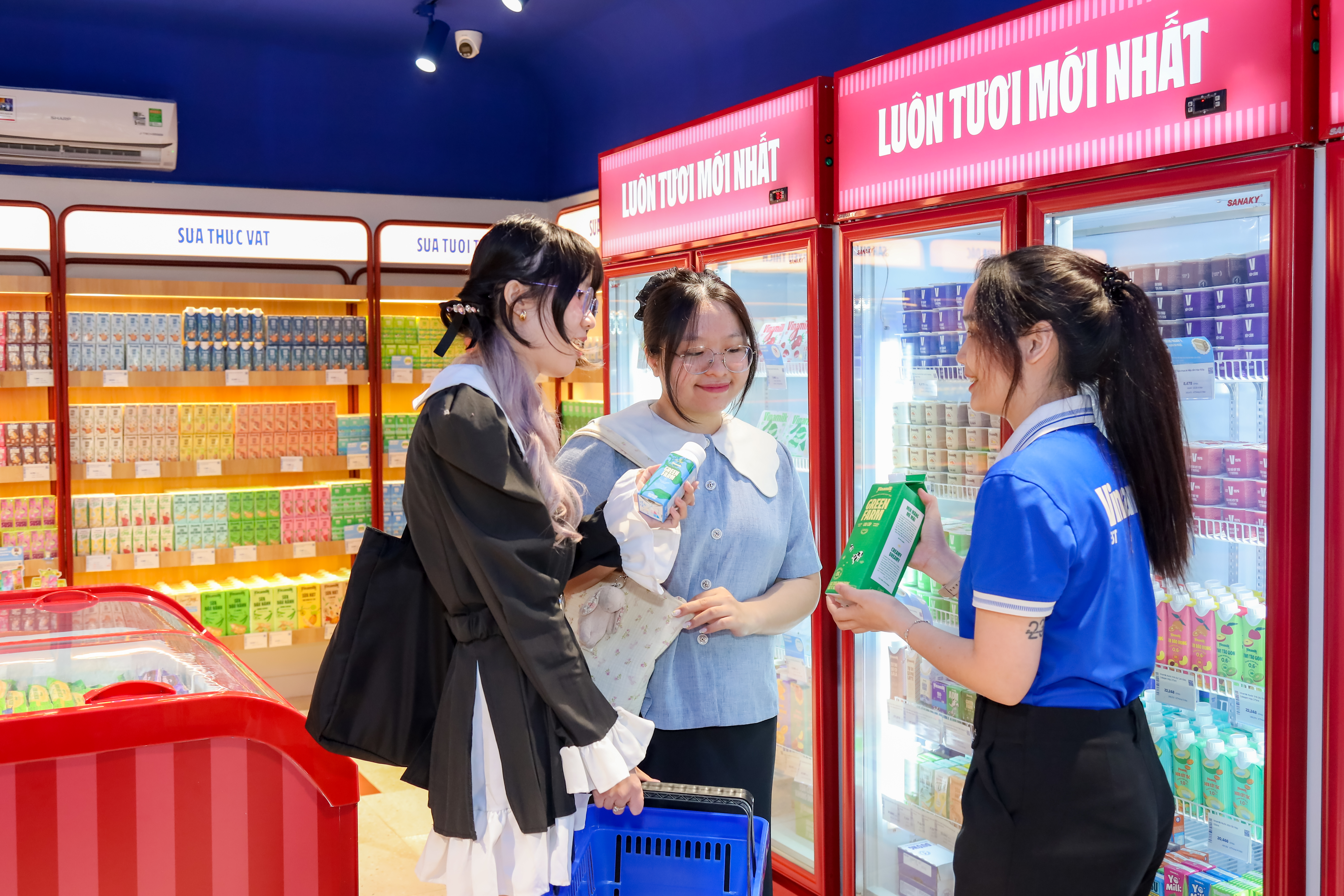 Đổi mới sản phẩm, &ldquo;thay &aacute;o&rdquo; c&aacute;c cửa h&agrave;ng theo nhận diện thương hiệu mới gi&uacute;p Vinamilk tiếp cận tốt hơn đến người ti&ecirc;u d&ugrave;ng, t&aacute;c động t&iacute;ch cực đến kết quả kinh doanh. Ảnh:&nbsp;Nguy&ecirc;n Phương &nbsp;