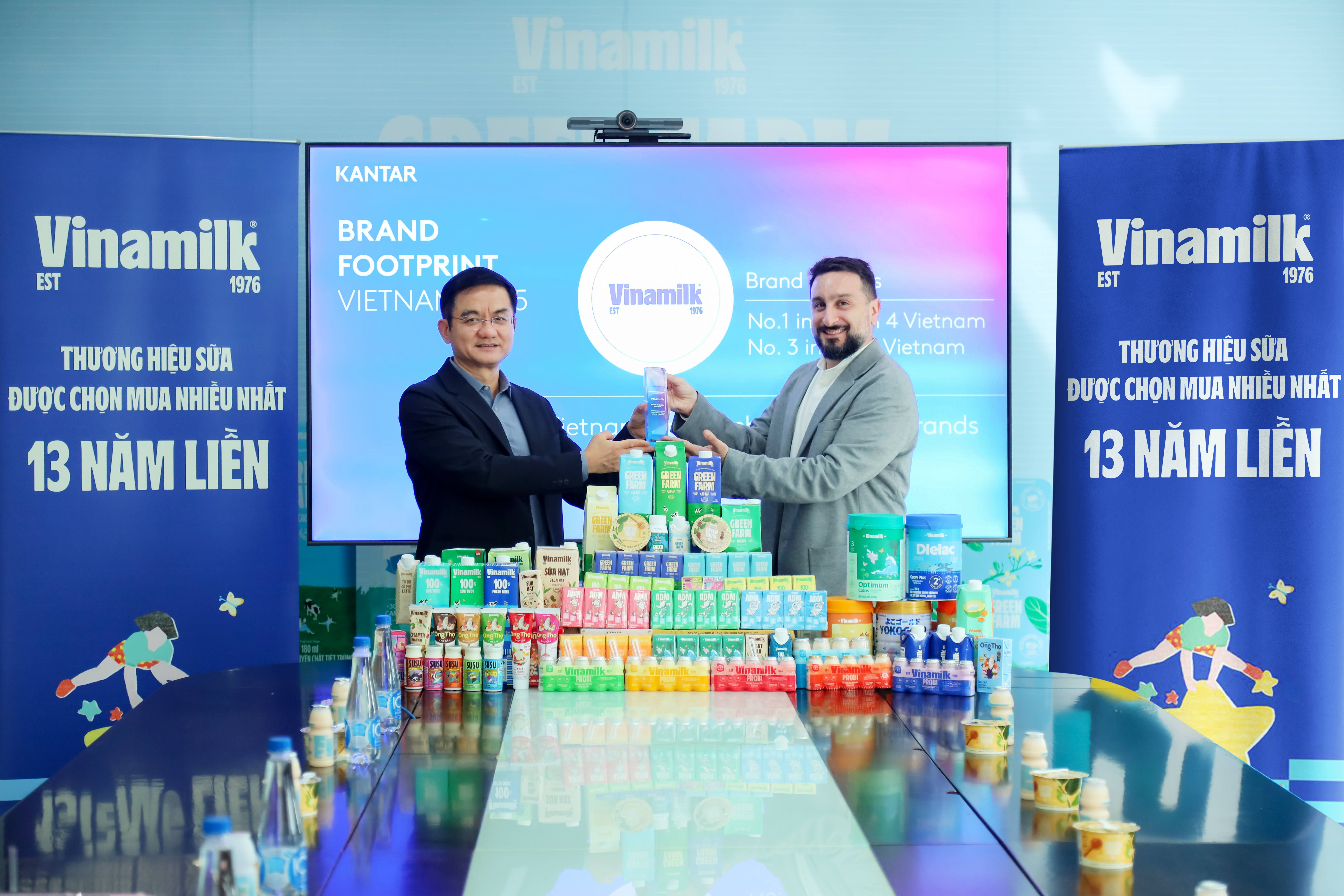 &Ocirc;ng Nguyễn Quang Tr&iacute;, Gi&aacute;m đốc điều h&agrave;nh Marketing Vinamilk (b&ecirc;n tr&aacute;i), nhận danh hiệu Thương hiệu sữa được chọn mua nhiều nhất năm thứ 13 li&ecirc;n tiếp. Ảnh:&nbsp;Nguy&ecirc;n Phương &nbsp;
