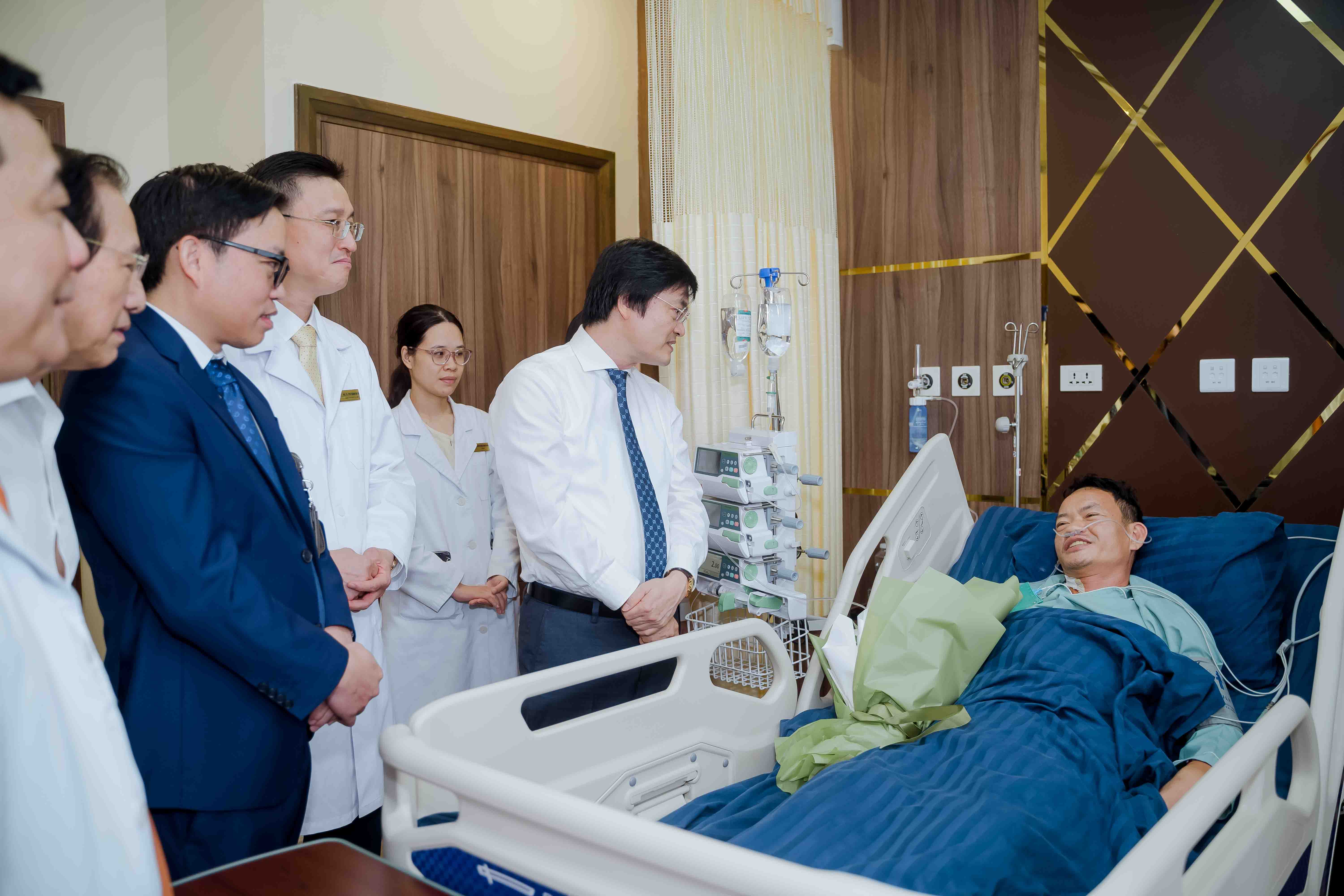 TS Nguyễn Trọng Diện -&nbsp; Gi&aacute;m đốc Sở Y tế H&agrave; Nội thăm hỏi bệnh nh&acirc;n sau ca phẫu thuật tại Vinmec Smart City.