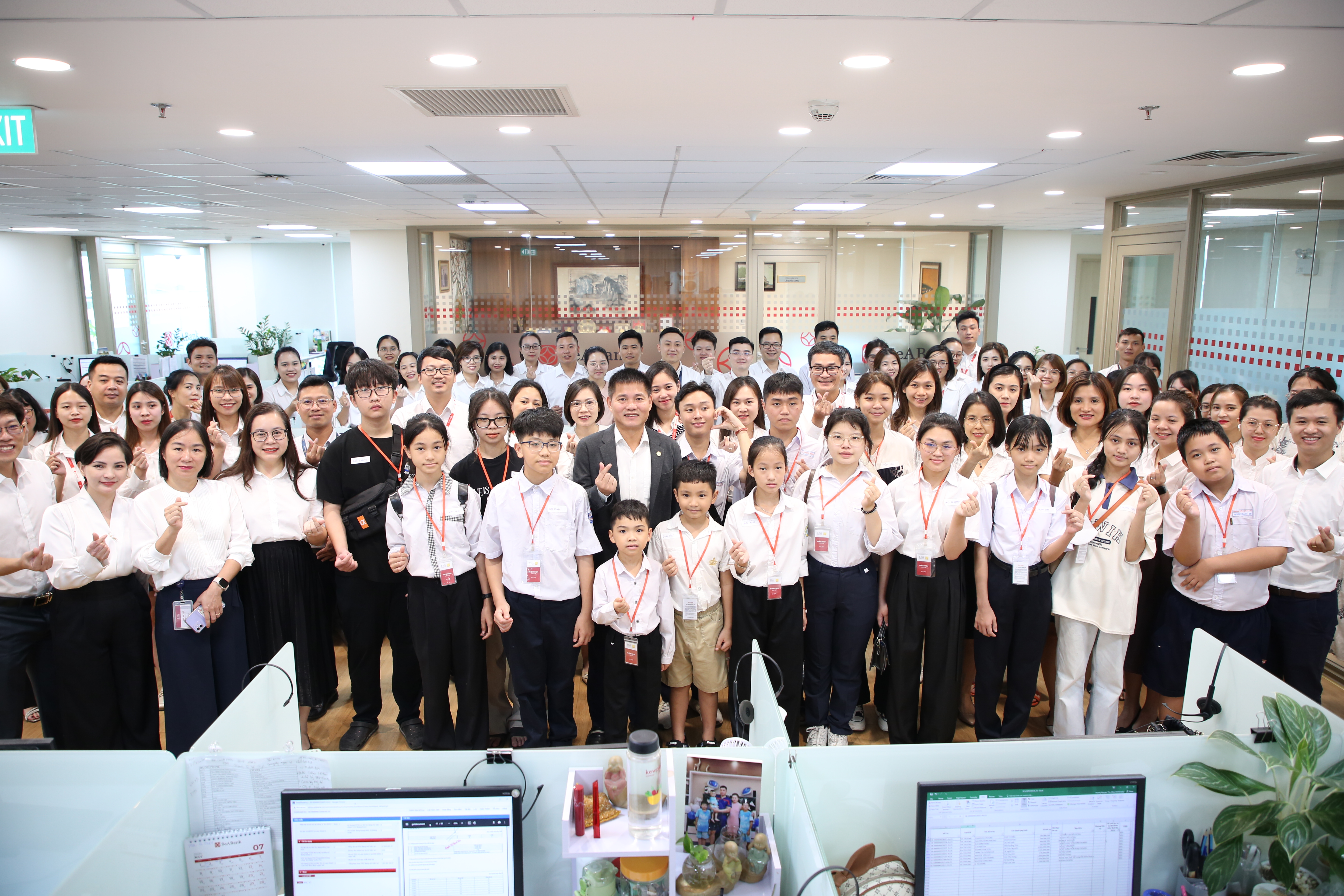 Quỹ Ươm mầm ước mơ SeABank nhận đỡ đầu th&#234;m 10 học sinh ngh&#232;o hiếu học: Nối d&#224;i h&#224;nh tr&#236;nh 10 năm gieo mơ ước - Ảnh 1