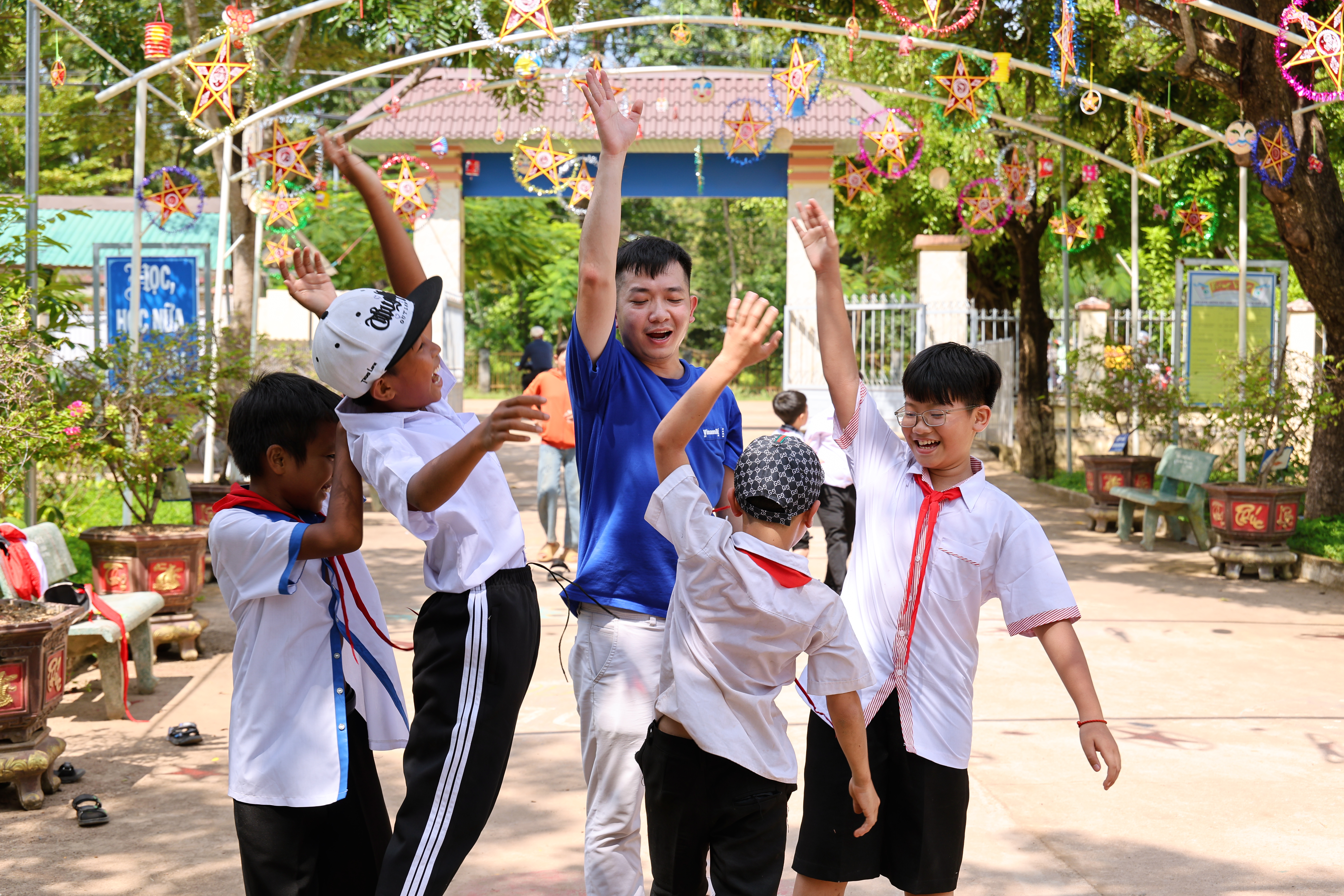 C&aacute;c em nhỏ h&agrave;o hứng tham gia tr&ograve; chơi c&ugrave;ng nh&acirc;n vi&ecirc;n Vinamilk trong ng&agrave;y hội trăng rằm (Ảnh: Nguyễn Ho&agrave;ng).