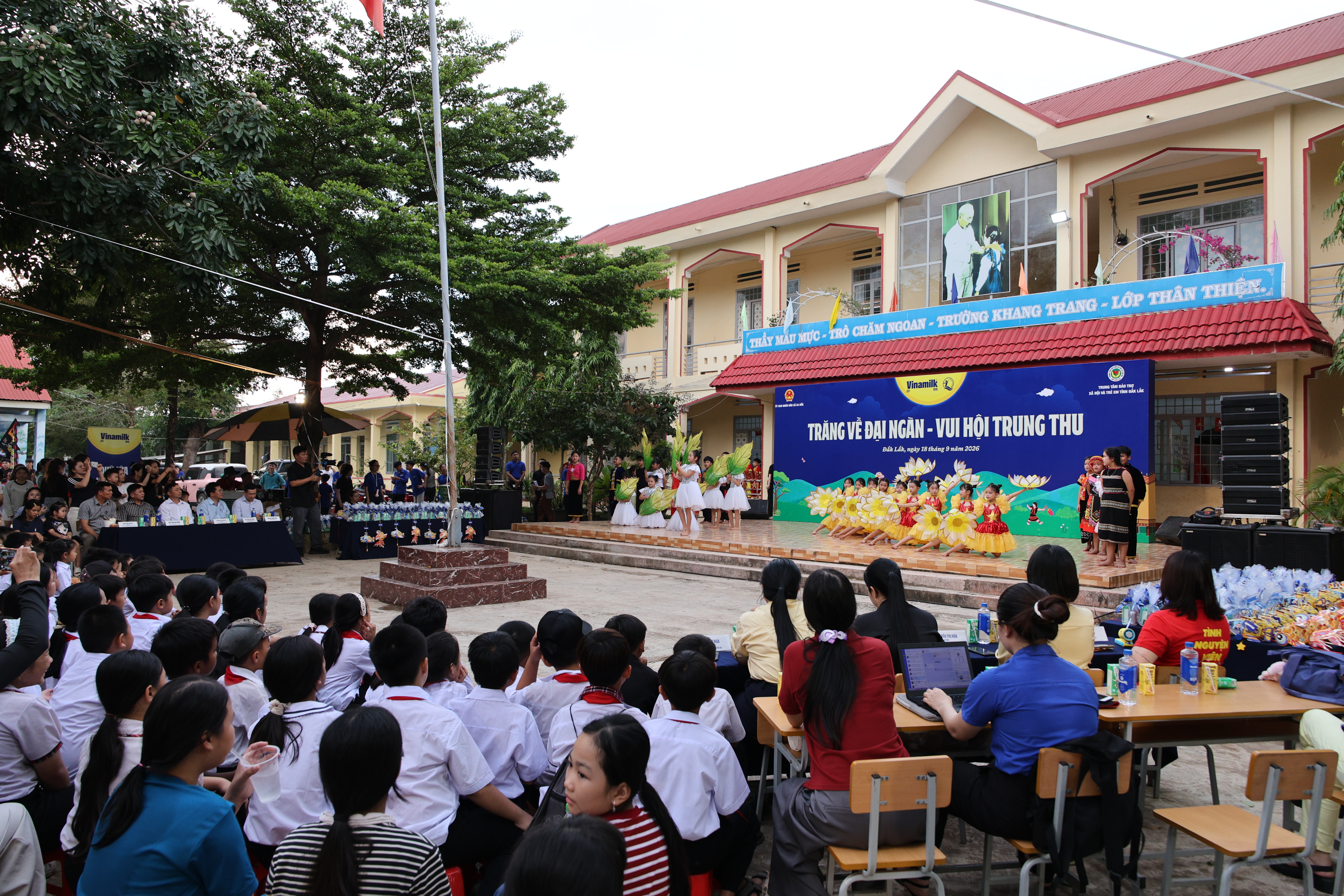 Kh&ocirc;ng kh&iacute; đ&ecirc;m hội th&ecirc;m s&ocirc;i động với c&aacute;c tiết mục văn nghệ, ảo thuật v&agrave; giao lưu ca h&aacute;t (Ảnh: Nguyễn Ho&agrave;ng). &nbsp;