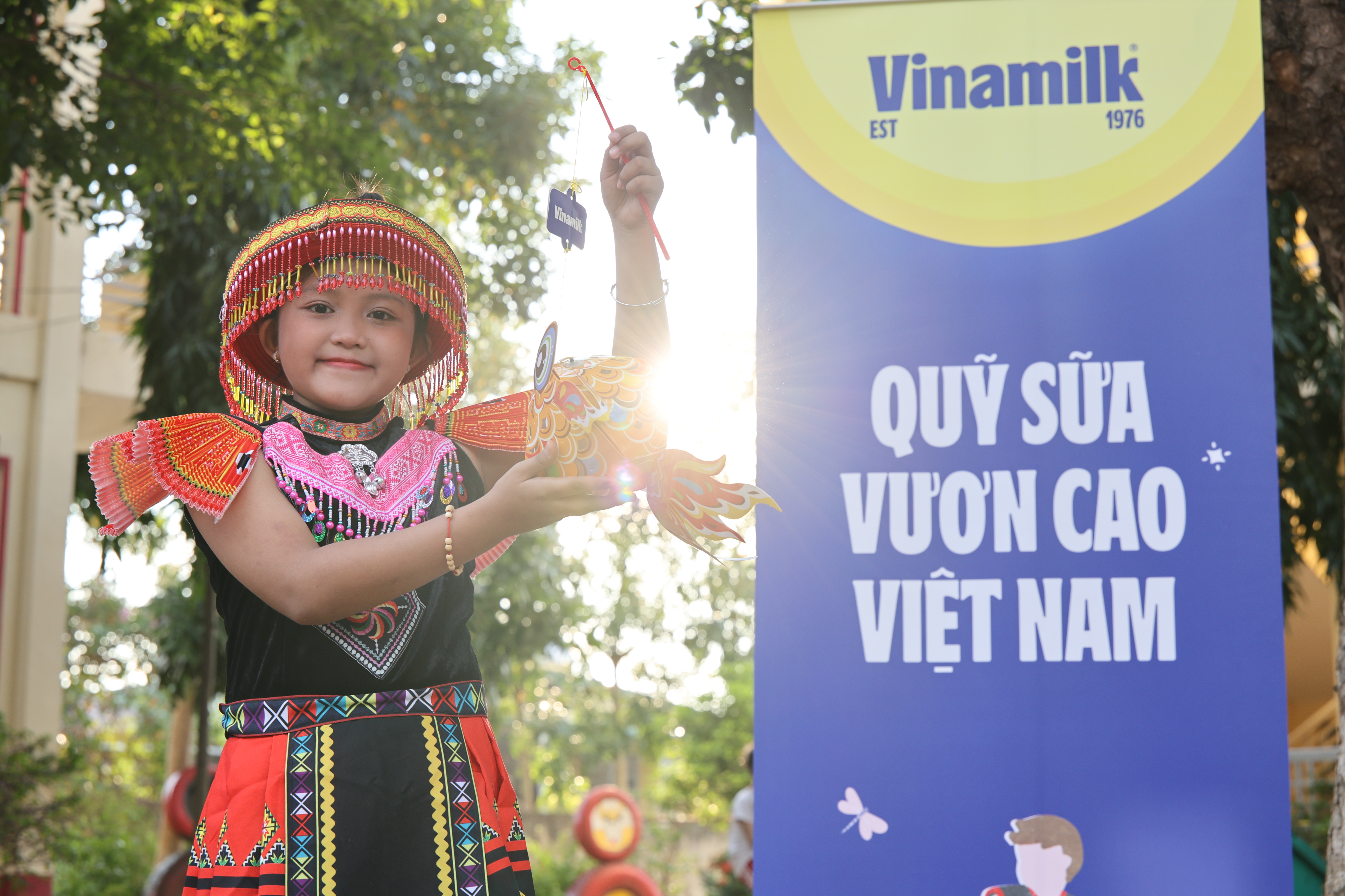 Khoảnh khắc em nhỏ cầm lồng đ&egrave;n tham gia ng&agrave;y hội Trung thu tại Ea Rốk (Ảnh: Nguyễn Ho&agrave;ng). &nbsp;