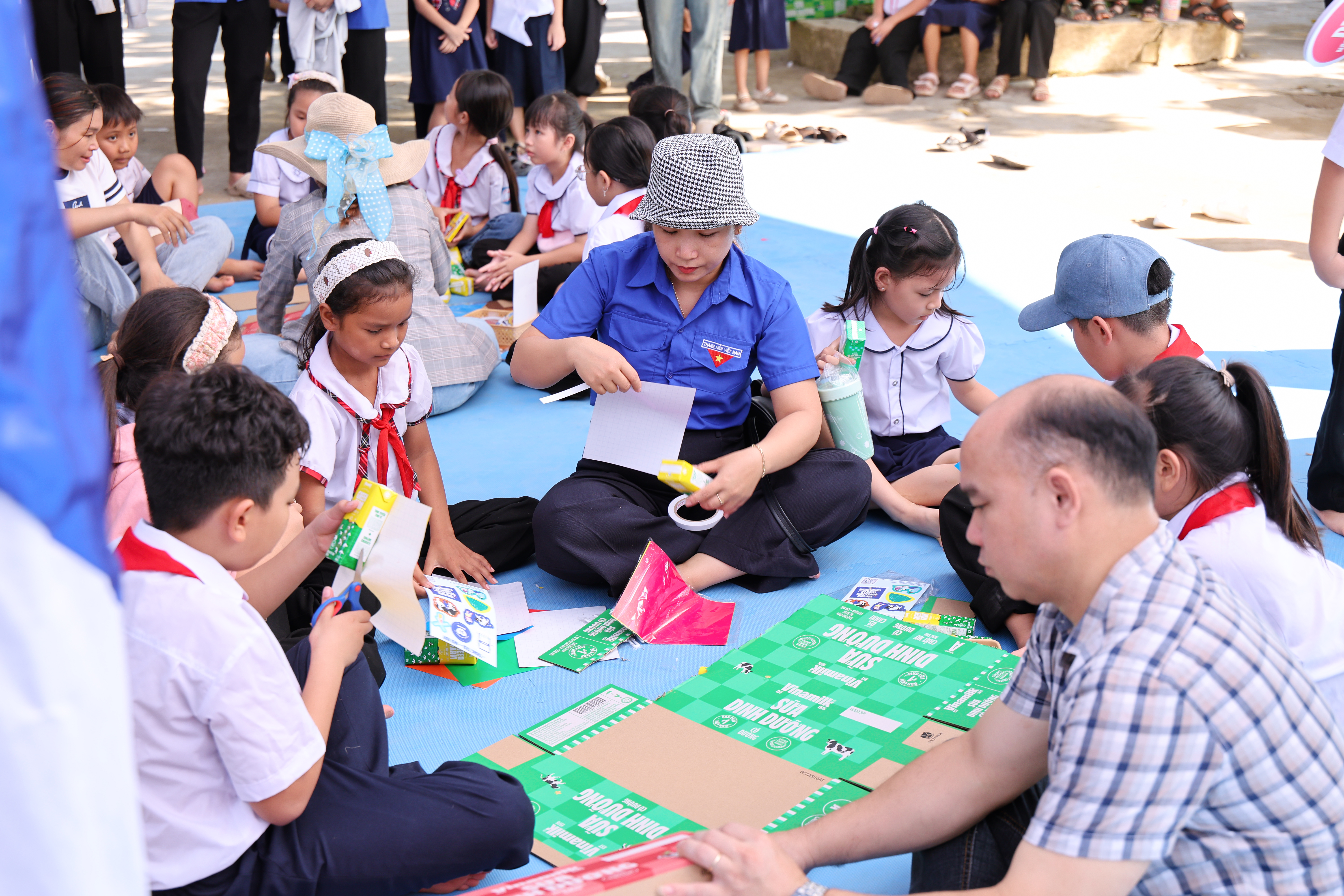 C&aacute;c em nhỏ c&ugrave;ng thầy c&ocirc; tham gia thiết kế đồ chơi v&agrave; chuẩn bị m&acirc;m cỗ Trung thu tại ng&agrave;y hội (Ảnh: Nguyễn Ho&agrave;ng). &nbsp;