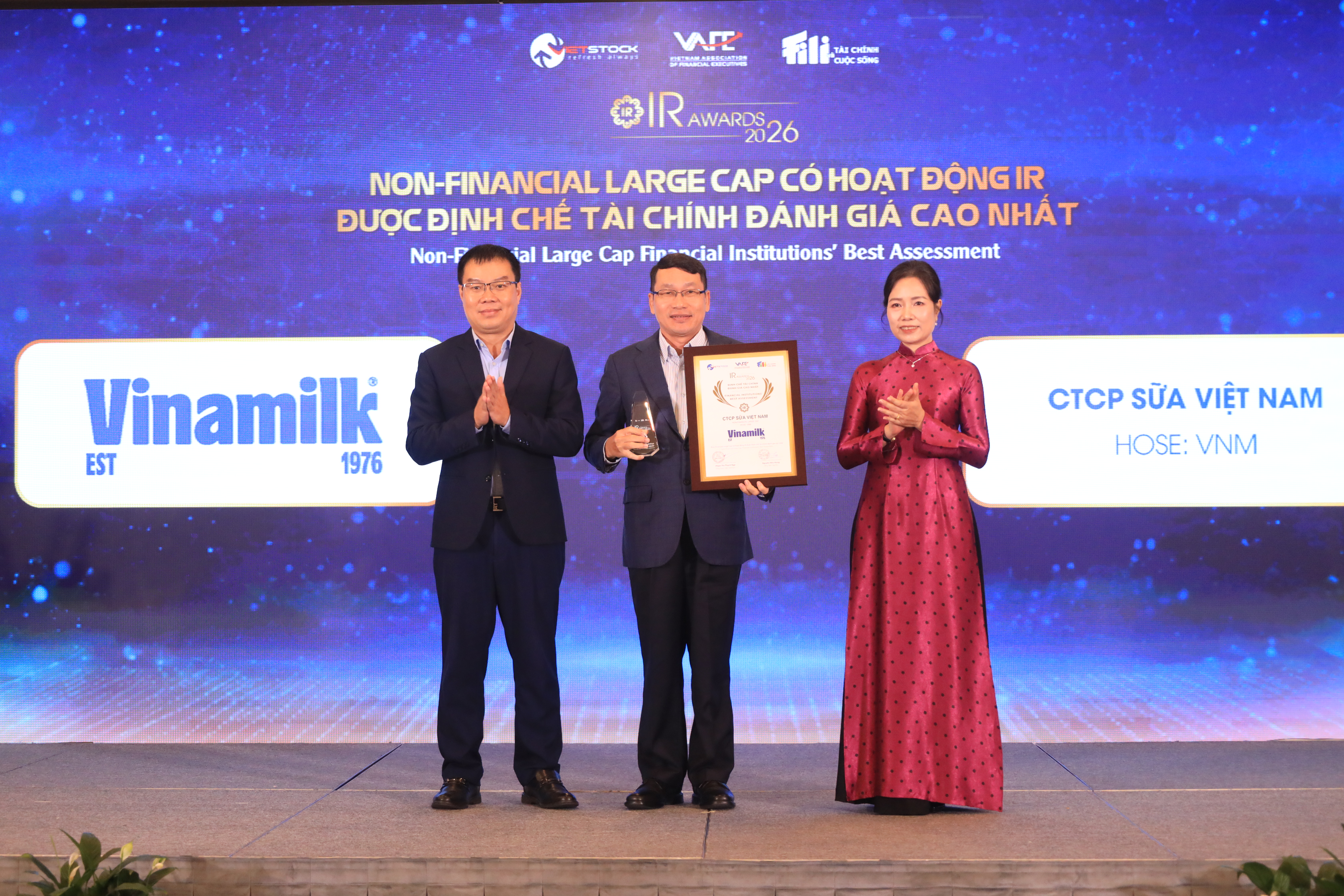 Đ&acirc;y l&agrave; năm thứ 3 li&ecirc;n tiếp, Vinamilk đ&oacute;n nhận danh hiệu Doanh nghiệp vốn h&oacute;a lớn phi t&agrave;i ch&iacute;nh c&oacute; hoạt động IR được định chế t&agrave;i ch&iacute;nh đ&aacute;nh gi&aacute; cao nhất (Ảnh: BTC).