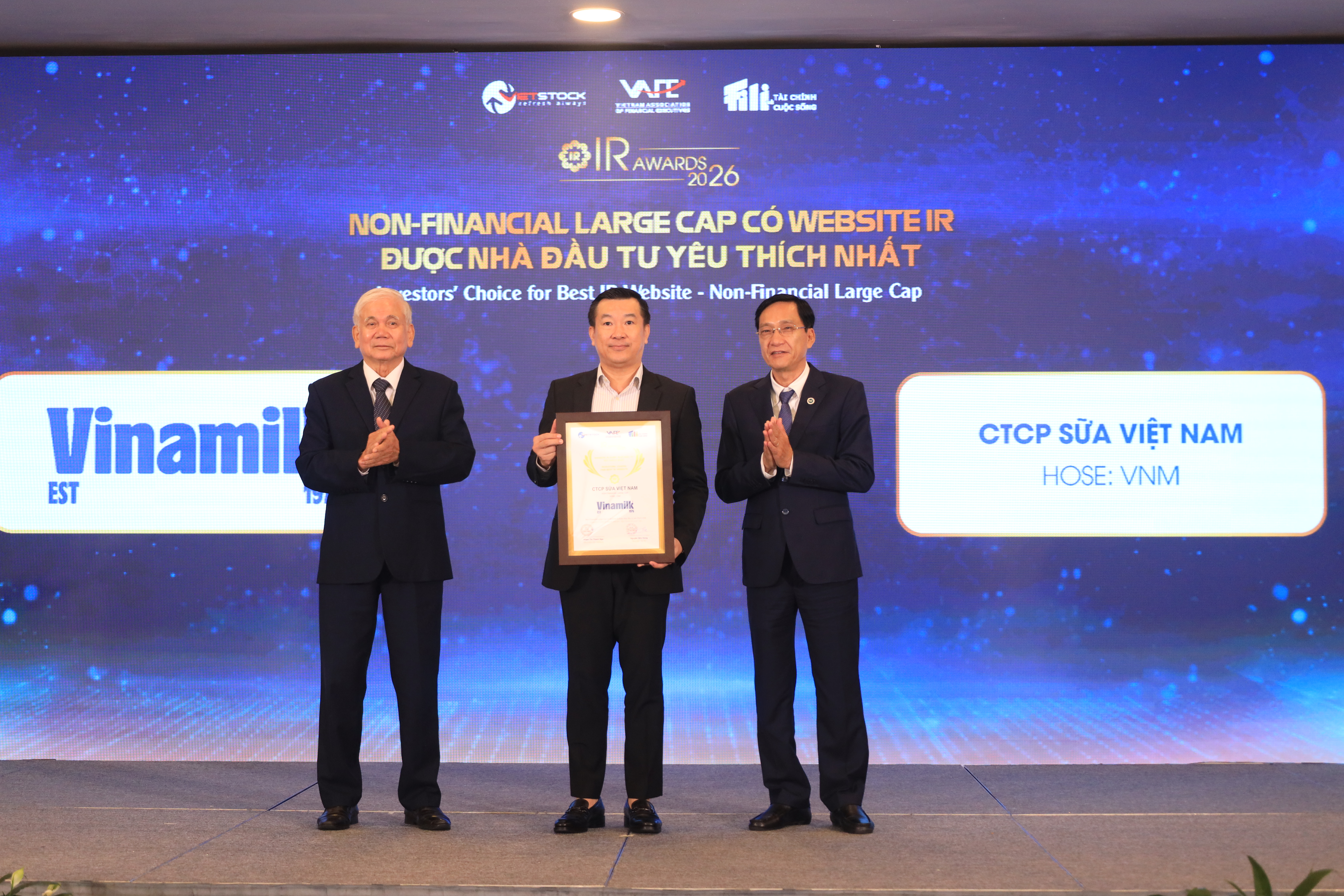 Đại diện Vinamilk, &ocirc;ng Đỗ Thanh Tuấn - Gi&aacute;m đốc Đối ngoại - đ&oacute;n nhận danh hiệu Doanh nghiệp vốn h&oacute;a lớn phi t&agrave;i ch&iacute;nh c&oacute; website IR được nh&agrave; đầu tư y&ecirc;u th&iacute;ch nhất (Ảnh: BTC). &nbsp;