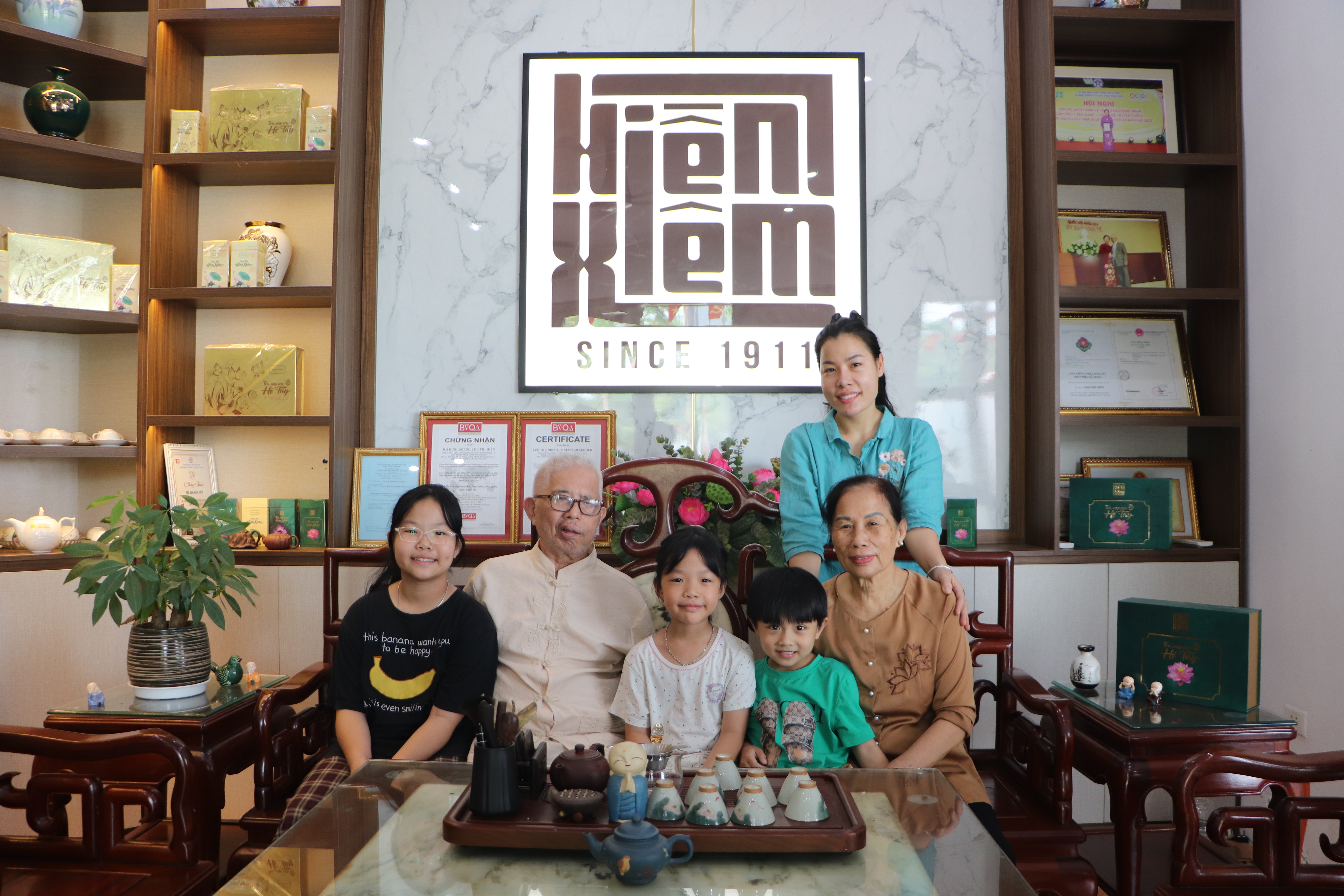 Tr&agrave; sen Hiền Xi&ecirc;m &ndash; kết tinh t&acirc;m huyết nhiều thế hệ, g&igrave;n giữ v&agrave; ph&aacute;t huy gi&aacute; trị truyền thống qua h&agrave;ng trăm năm.