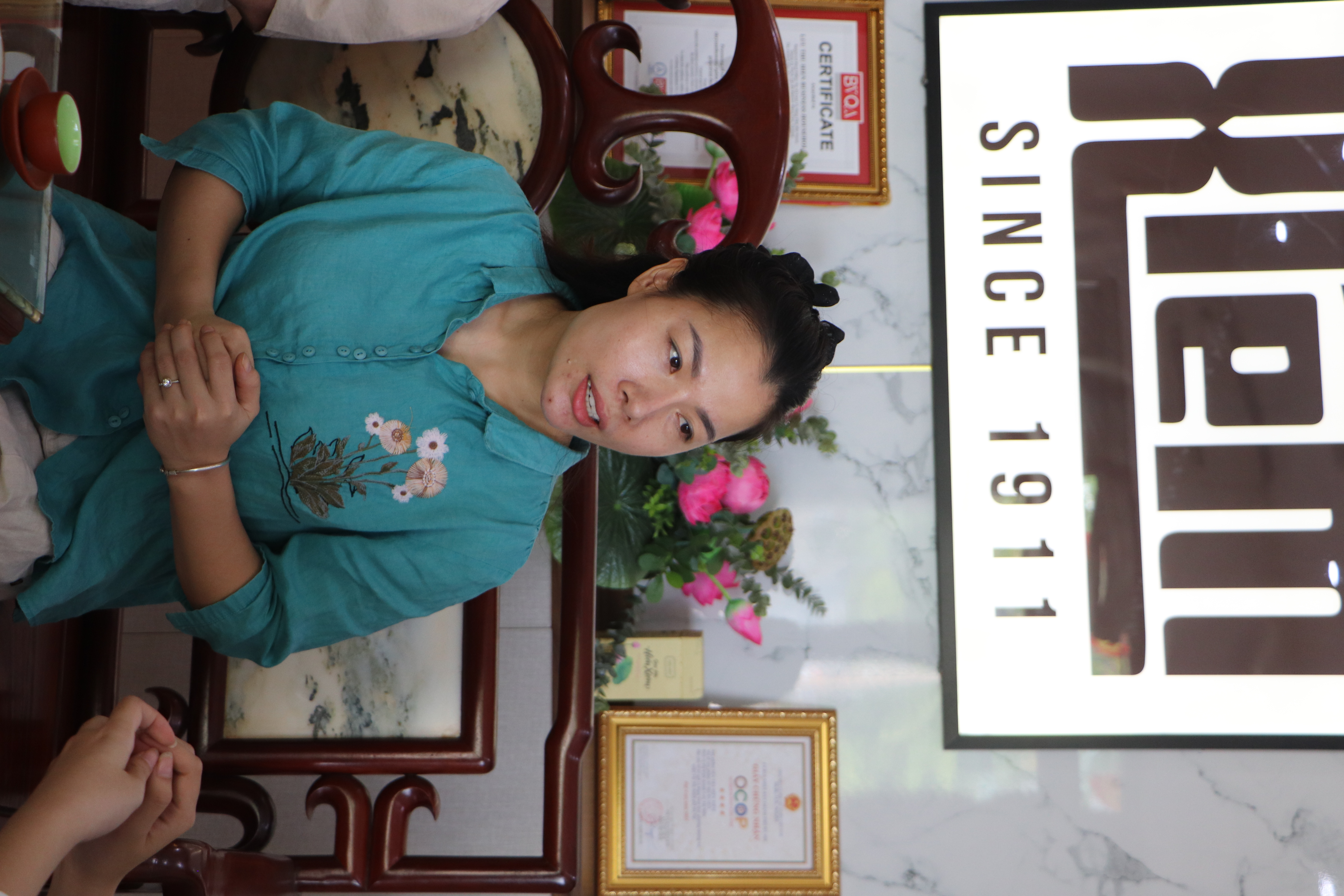 Chị Đinh Thị Hiền, người phụ tr&aacute;ch thương hiệu Tr&agrave; sen Hiền Xi&ecirc;m