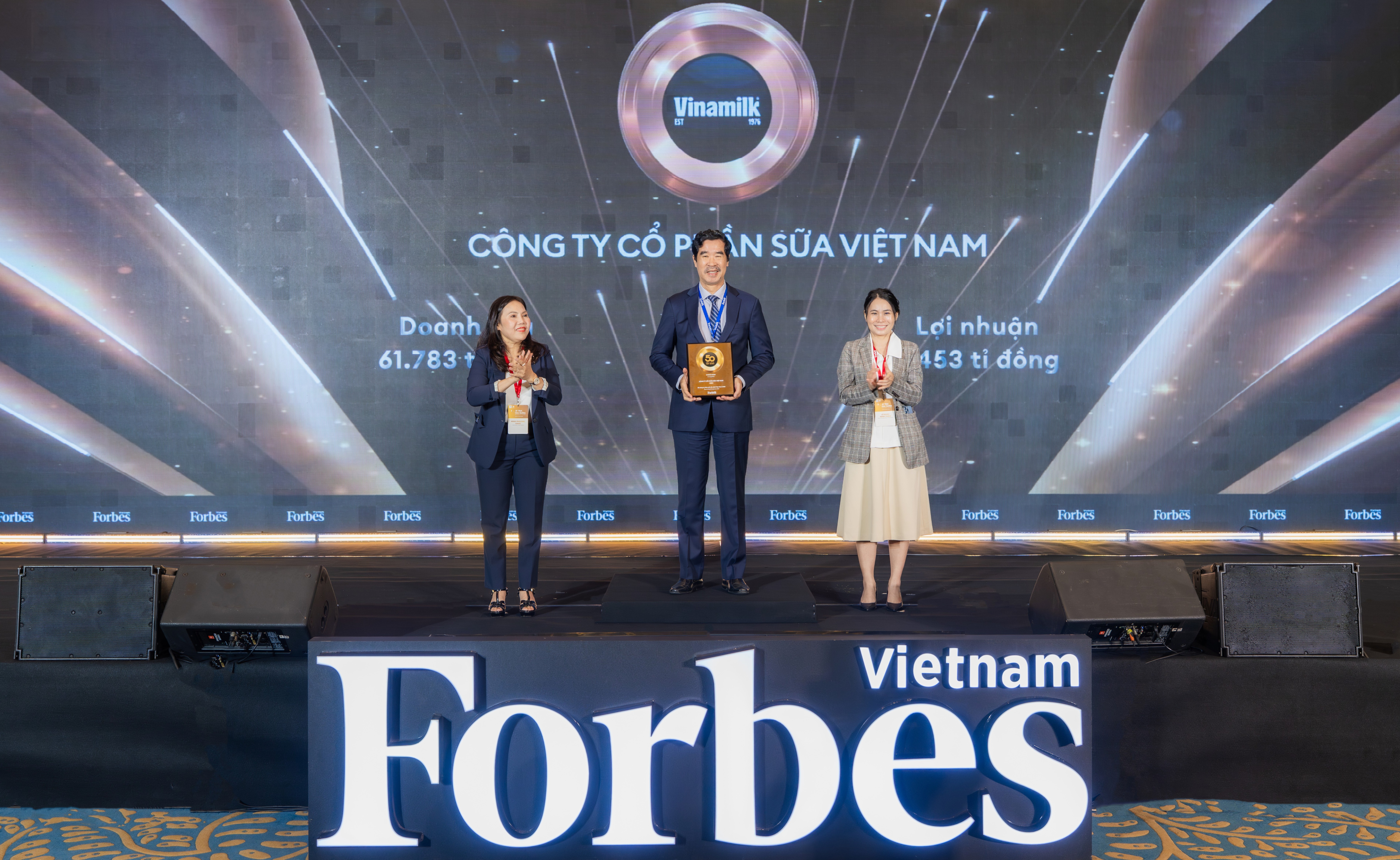 &Ocirc;ng Nguyễn Quốc Kh&aacute;nh - Gi&aacute;m đốc Điều h&agrave;nh Nghi&ecirc;n cứu v&agrave; Ph&aacute;t triển Vinamilk nhận vinh danh Top 50 C&ocirc;ng ty ni&ecirc;m yết tốt nhất Việt Nam - Ảnh: Forbes VN &nbsp;