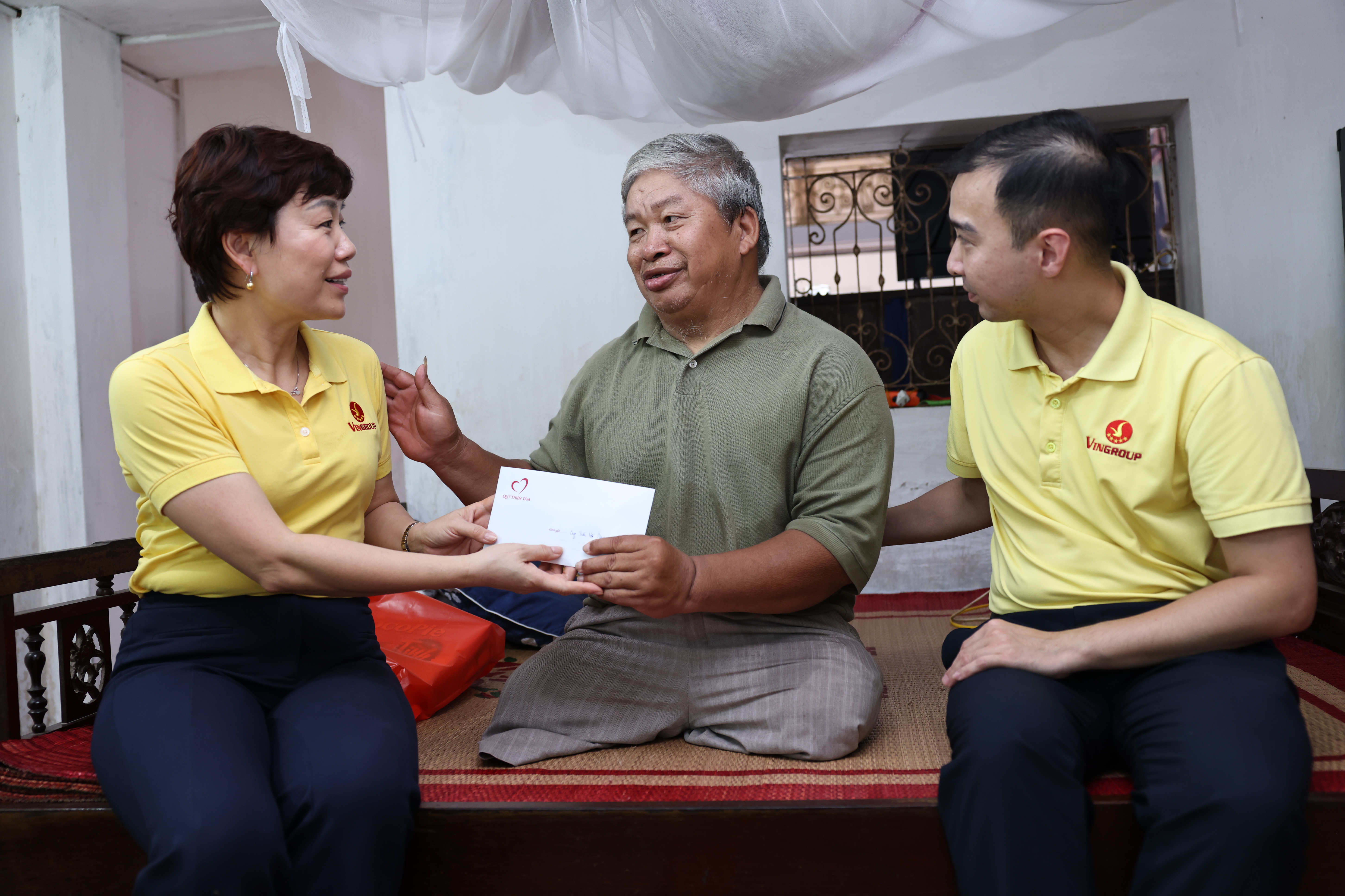 B&agrave; Phan Thu Hương - Ph&oacute; Chủ tịch Quỹ Thiện T&acirc;m c&ugrave;ng c&aacute;n bộ Quỹ tới thăm hỏi, tặng qu&agrave; tri &acirc;n thương binh nặng tại Ninh B&igrave;nh nh&acirc;n dịp kỷ niệm 80 năm Quốc kh&aacute;nh
