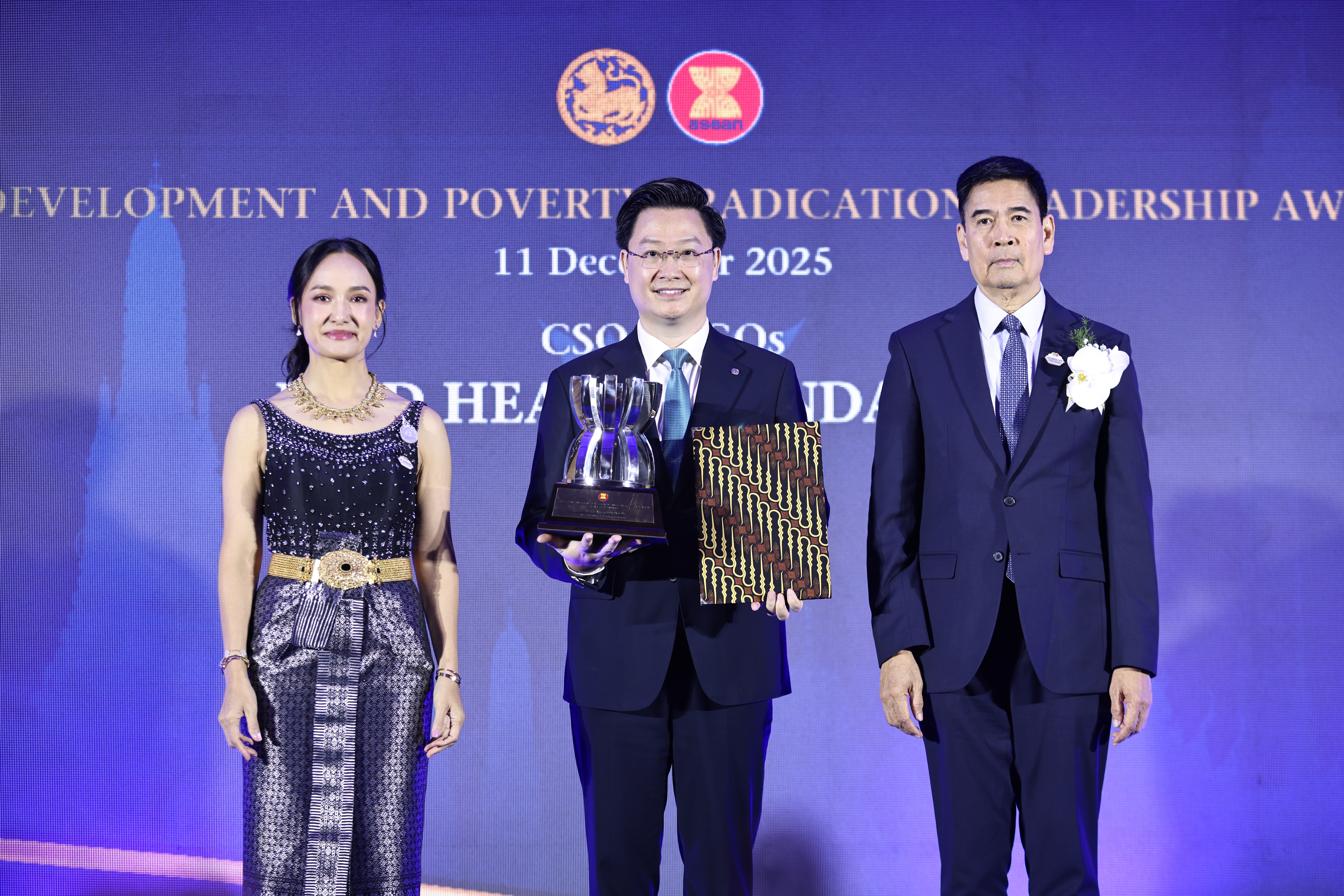 &Ocirc;ng L&yacute; Minh Tuấn - Gi&aacute;m đốc Quỹ Thiện T&acirc;m nhận giải thưởng Asean về Ph&aacute;t triển n&ocirc;ng th&ocirc;n v&agrave; x&oacute;a đ&oacute;i giảm ngh&egrave;o tại Th&aacute;i Lan