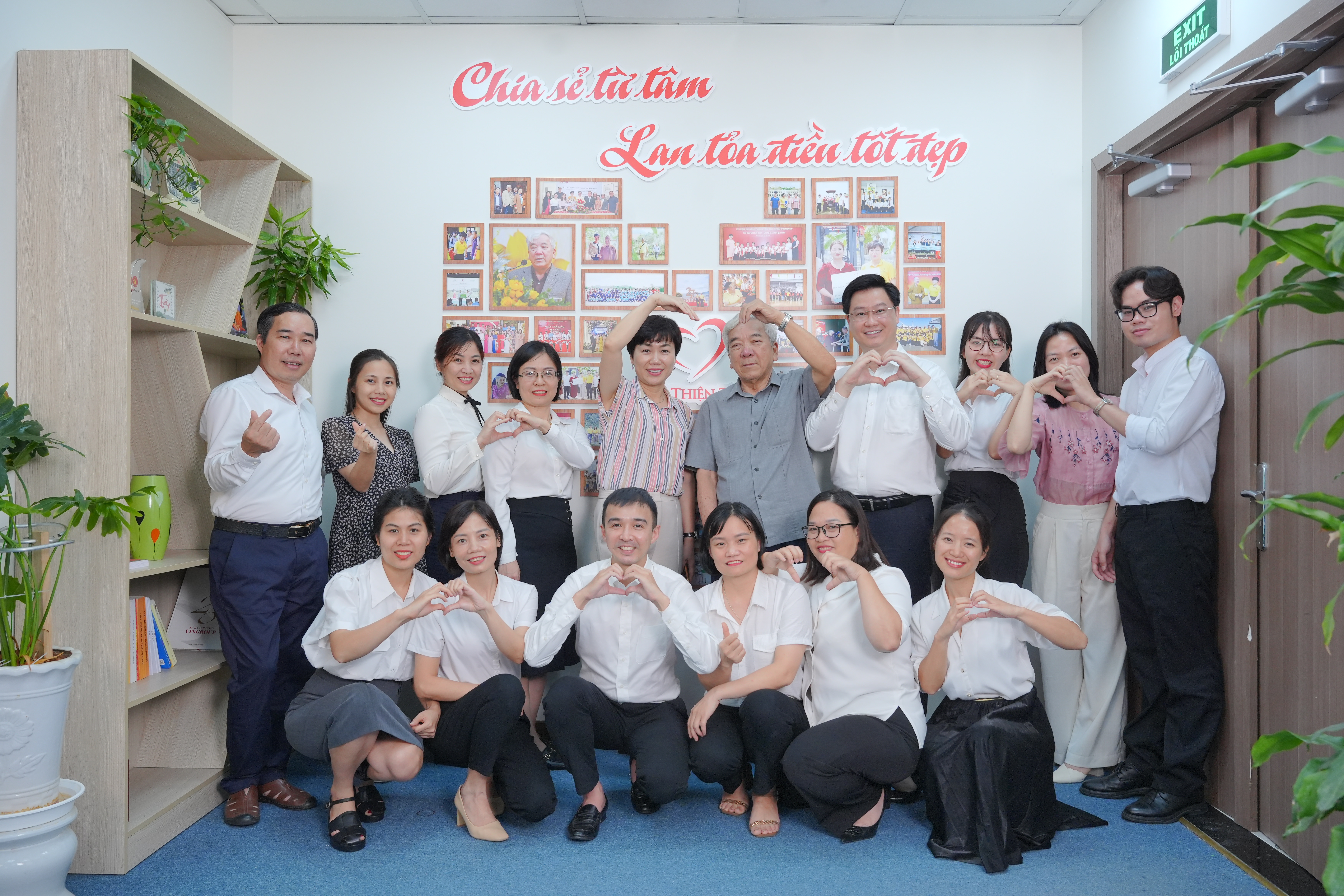 Tập thể c&aacute;n bộ nh&acirc;n vi&ecirc;n Quỹ Thiện T&acirc;m