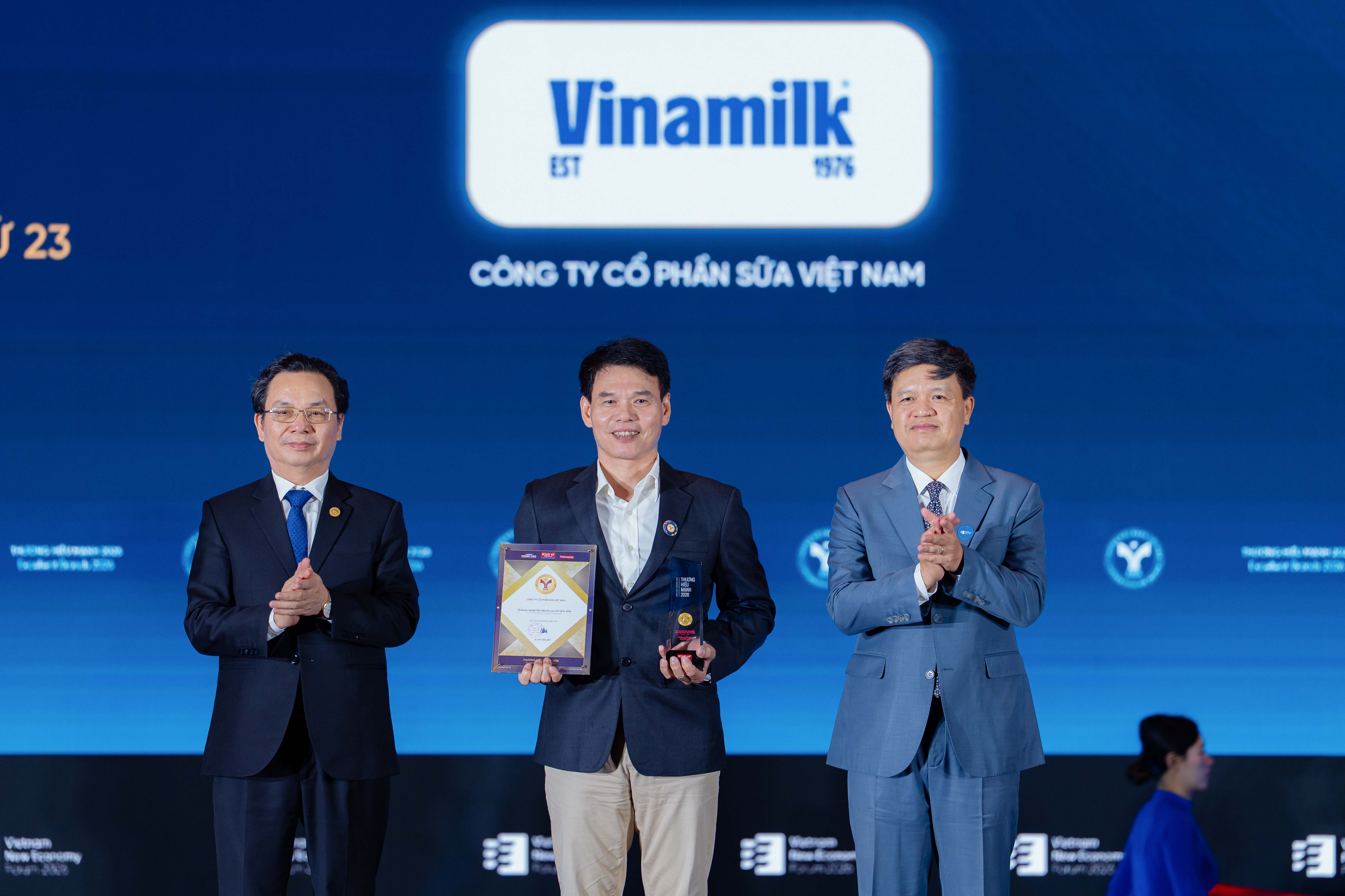 &Ocirc;ng Phạm Tuy&ecirc;n &ndash; Gi&aacute;m đốc Chi nh&aacute;nh Vinamilk H&agrave; Nội, đại diện Vinamilk nhận vinh danh Top 10 Thương hiệu Doanh nghiệp Dẫn đầu khu vực kinh tế tư nh&acirc;n tại Thương hiệu Mạnh 2026. Ảnh: BTC