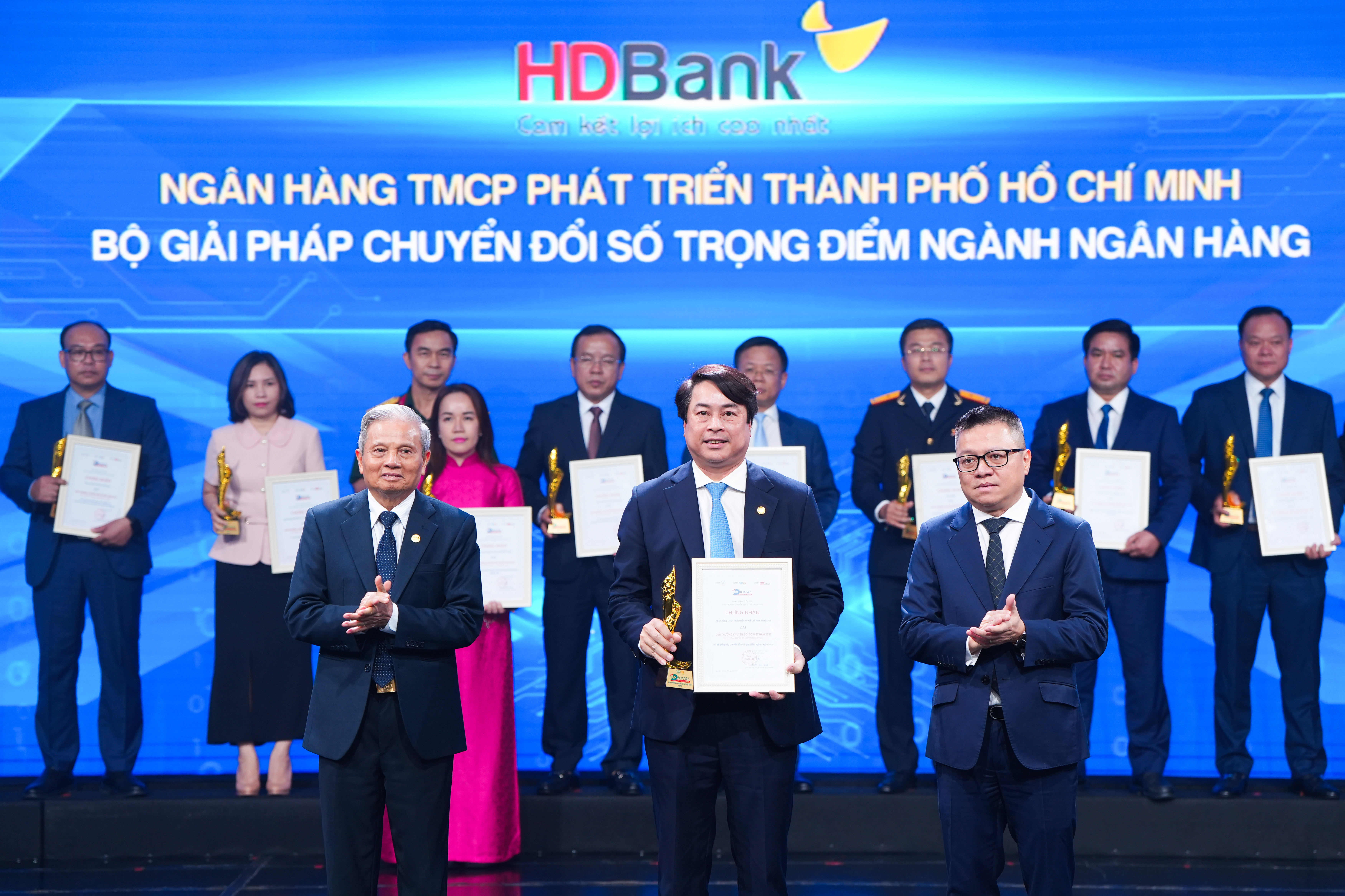 &Ocirc;ng Nguyễn Văn Hảo- Ph&oacute; Tổng Gi&aacute;m đốc HDBank- đại diện HDBank nhận giải Chuyển đổi số Việt Nam 2025