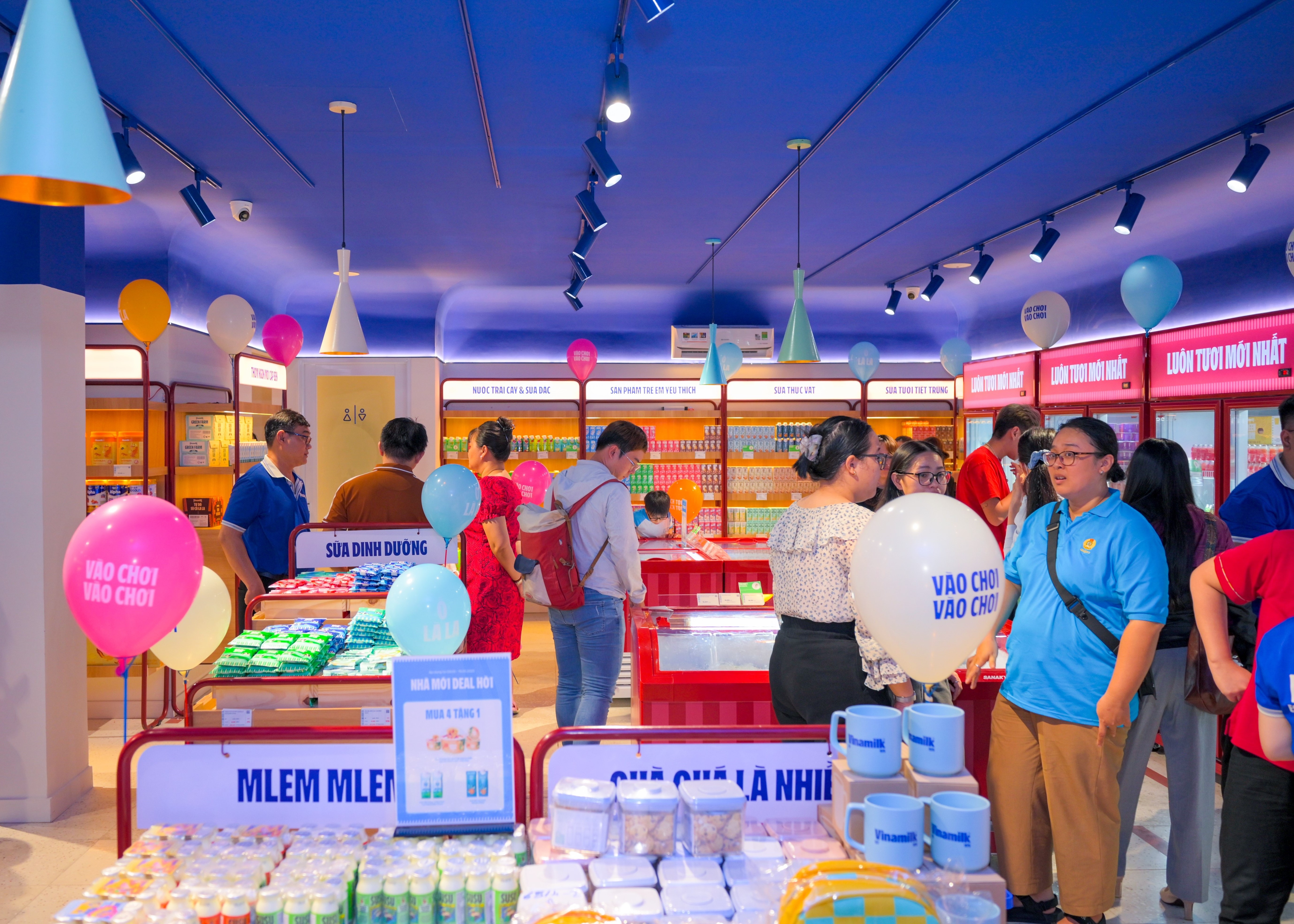 Các cửa hàng Vinamilk đã được thay đổi đồng bộ theo nhận diện thương hiệu mới. Ảnh: Vi Nam  