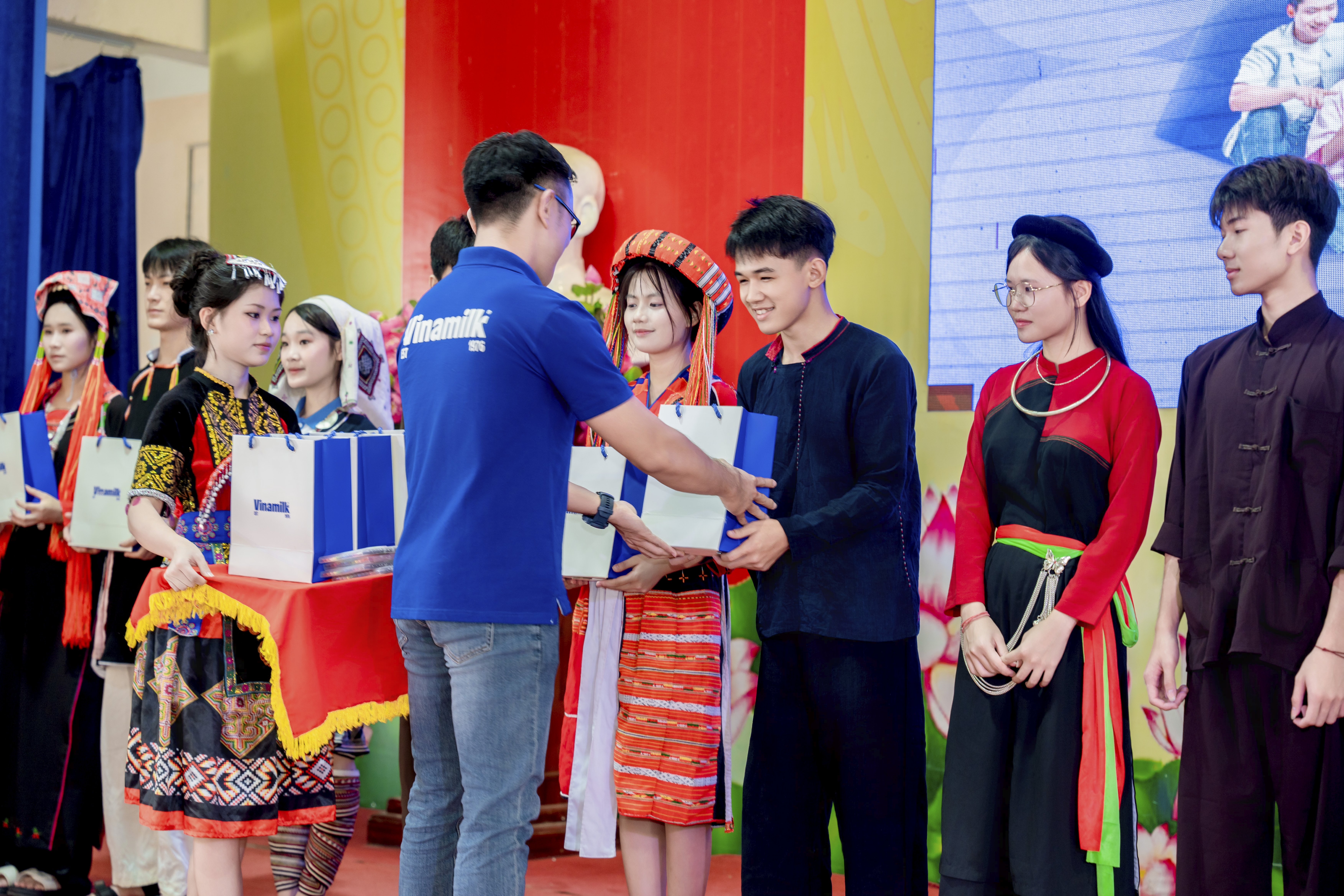 Vinamilk đồng hành cùng các hoạt động tại trường học, góp phần đưa thông điệp của chiến dịch “Không một mình” đến gần hơn với học sinh và giáo viên (Ảnh: Minh Anh).