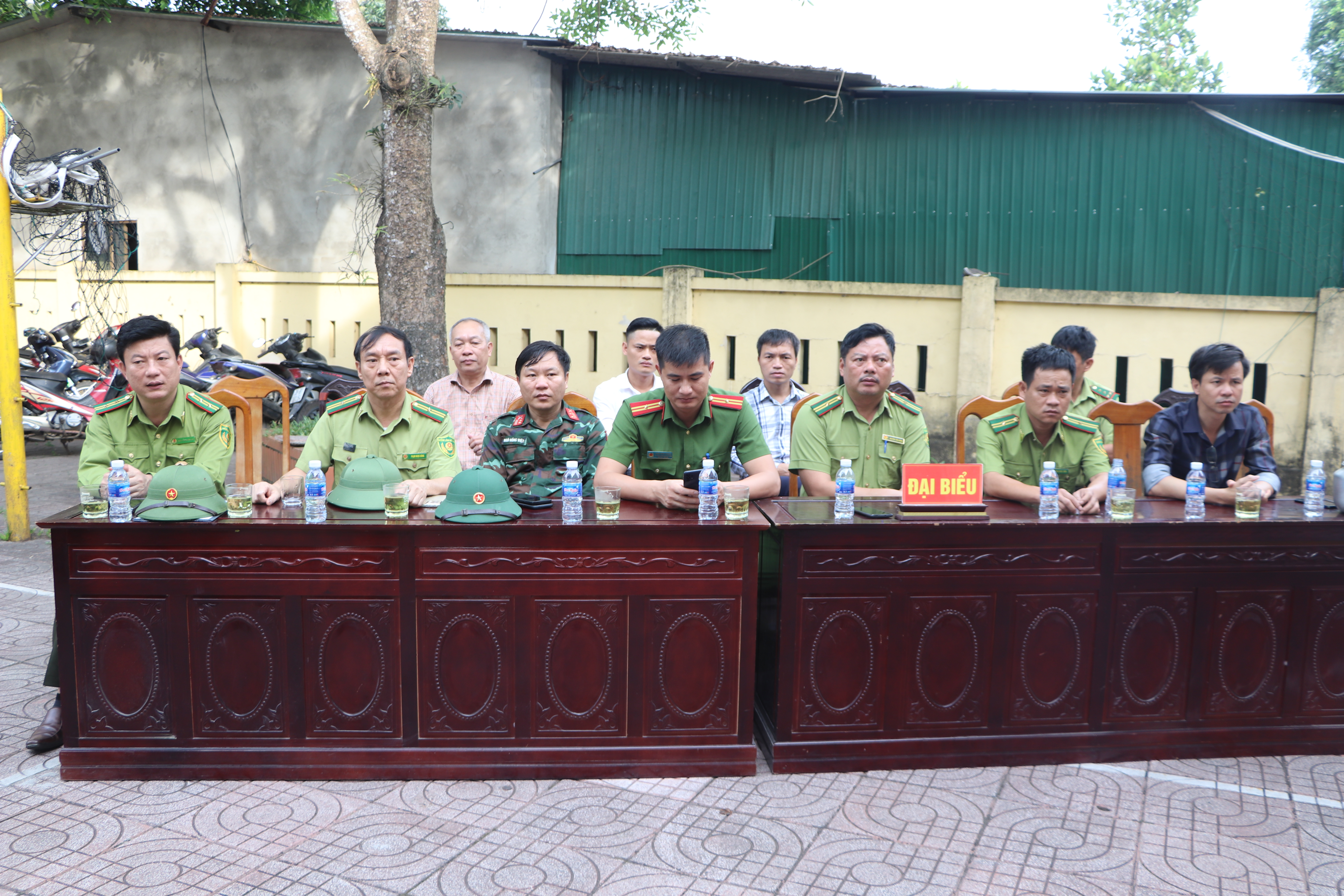 Đại biểu và các lực lượng tham gia lễ phát động ra quân