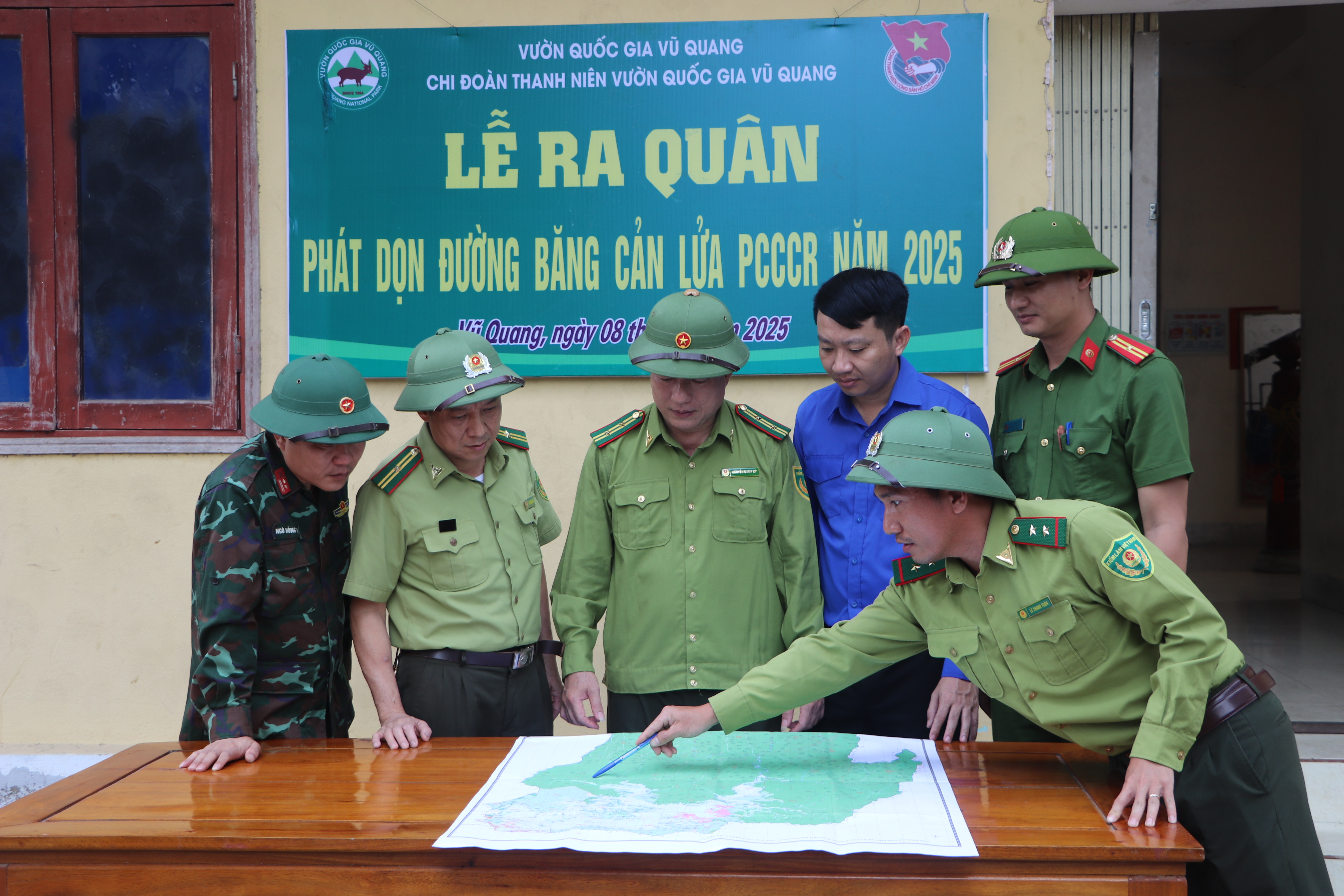 Lãnh đạo các đơn vị phối hợp chỉ dẫn lực lượng tham gia phát sẻ tuyến trên bản đồ