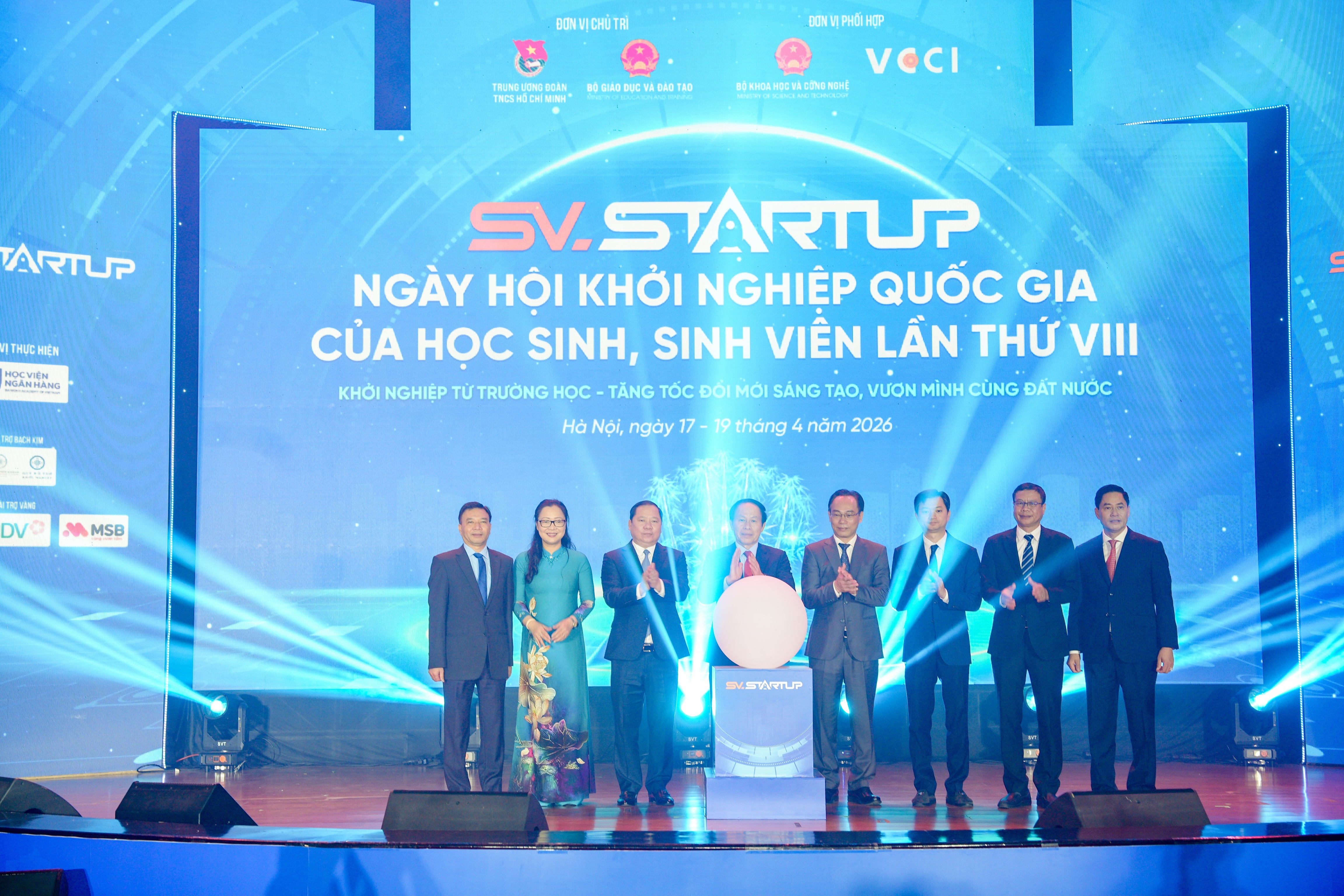 Ph&oacute; Thủ tướng Ch&iacute;nh phủ L&ecirc; Tiến Ch&acirc;u, Bộ trưởng Ho&agrave;ng Minh Sơn c&ugrave;ng c&aacute;c đại biểu thực hiện nghi thức k&iacute;ch hoạt hạt giống c&ocirc;ng nghệ, ch&iacute;nh thức khai mạc ng&agrave;y hội.