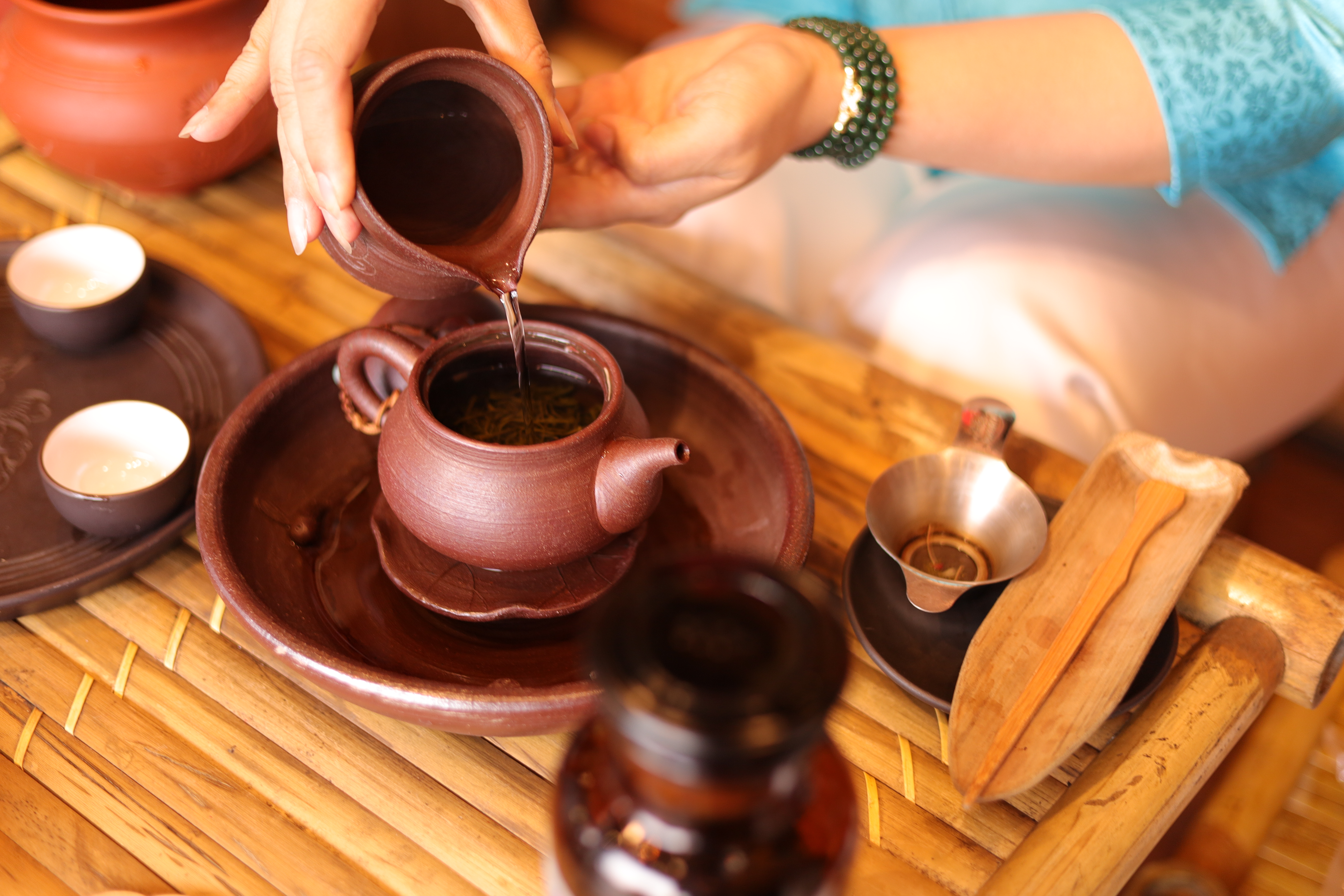 Nghệ nh&acirc;n r&oacute;t nước pha tr&agrave;. (Ảnh Hằng Nga)