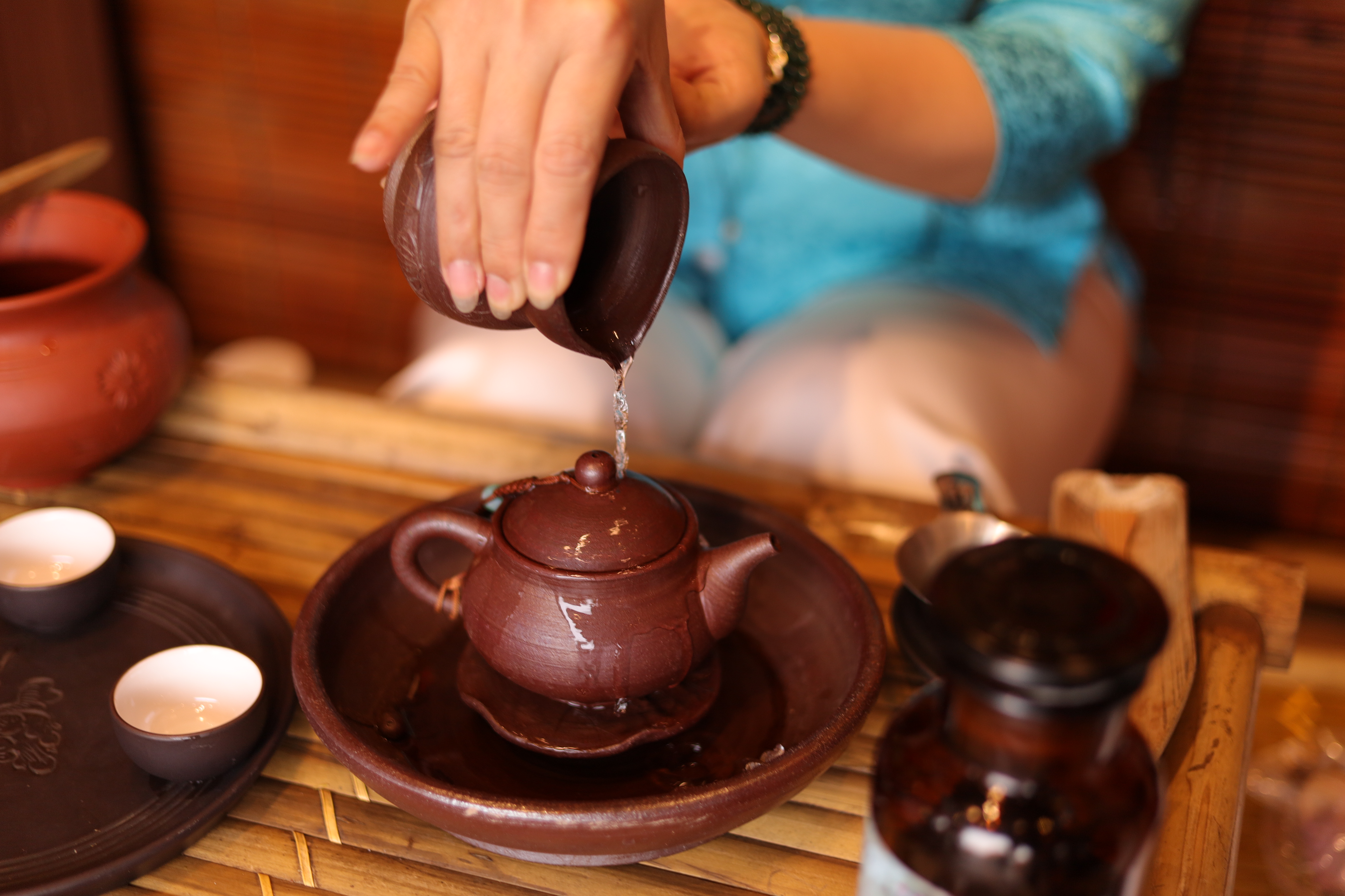 Qu&aacute; tr&igrave;nh &ldquo;dưỡng ấm&rdquo; - nước n&oacute;ng được đổ l&ecirc;n ấm tr&agrave;. (Ảnh: Hằng Nga)