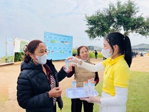 Thưởng thức sản phẩm của TH true MILK giữa ngàn hoa hướng dương 