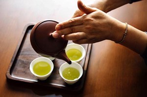 Nghệ thuật chọn trà biếu Tết