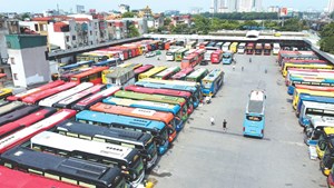 Khan hiếm vé tàu xe: Nỗi lo thường niên của người dân xa quê