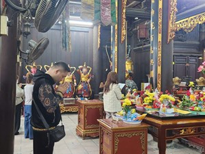 Người trẻ đổ về chùa Hà cầu duyên những ngày cuối năm