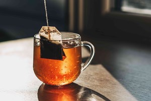 Pha trà: Bí quyết đơn giản để loại bỏ kim loại nặng trong nước uống