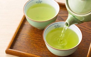 Những lợi ích bất ngờ nhờ việc rửa mặt bằng nước trà xanh mỗi ngày