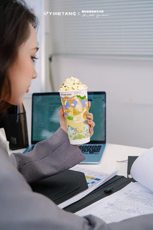 Ly Mộng của Yi He Tang: Chiếc ly “Mộng Mã” do họa sĩ Charlotte Gastaut thiết kế